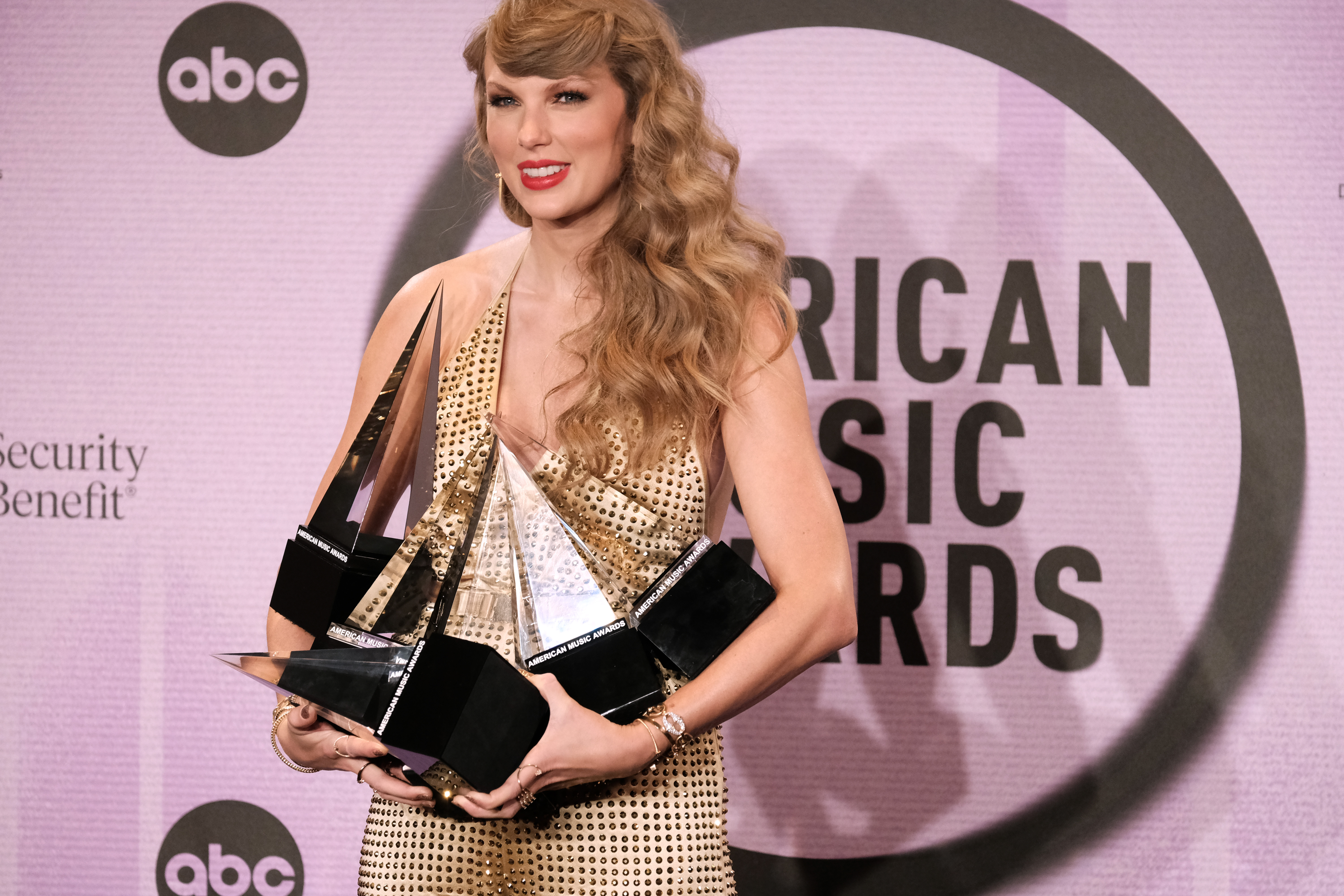 Taylor Swift poses in the press room at the American Music Awards at Microsoft Theater in Los Angeles, California, on November 20, 2022 | Source: Getty Images