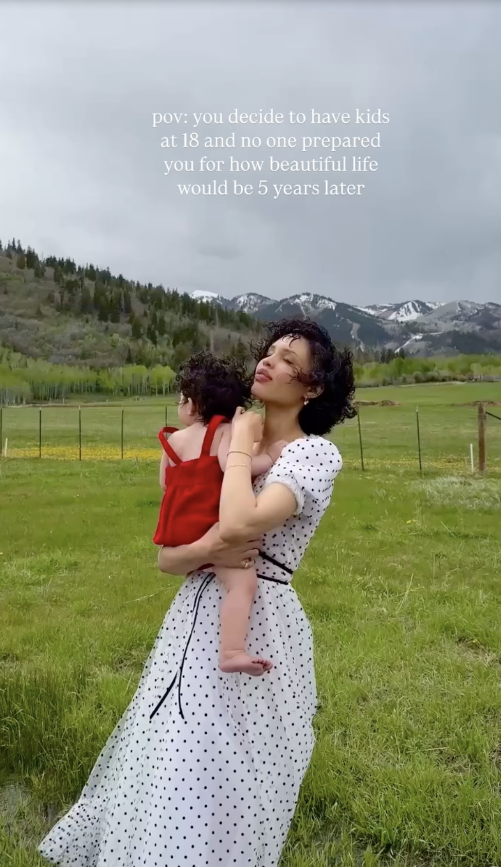 Nara Smith with Whimsy Lou, dated May 18, 2025 | Source: Instagram/naraaziza