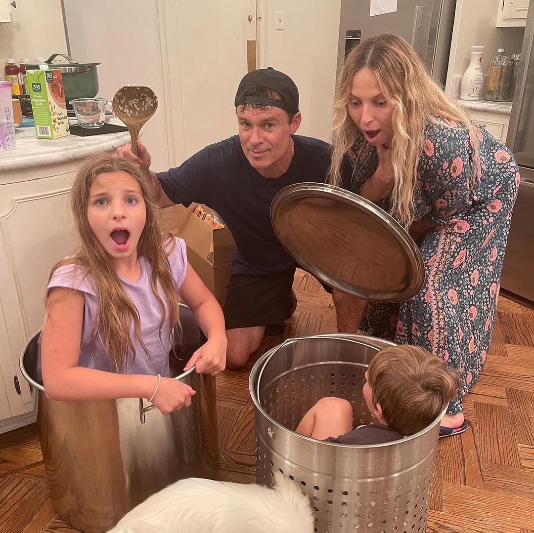 Patrick Muldoon and Shana Muldoon Zappa with their family. | Source: Instagram/shanazappa