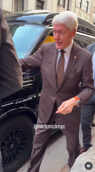 Bill Clinton spotted out in New York. | Source: Instagram/mickmicknyc