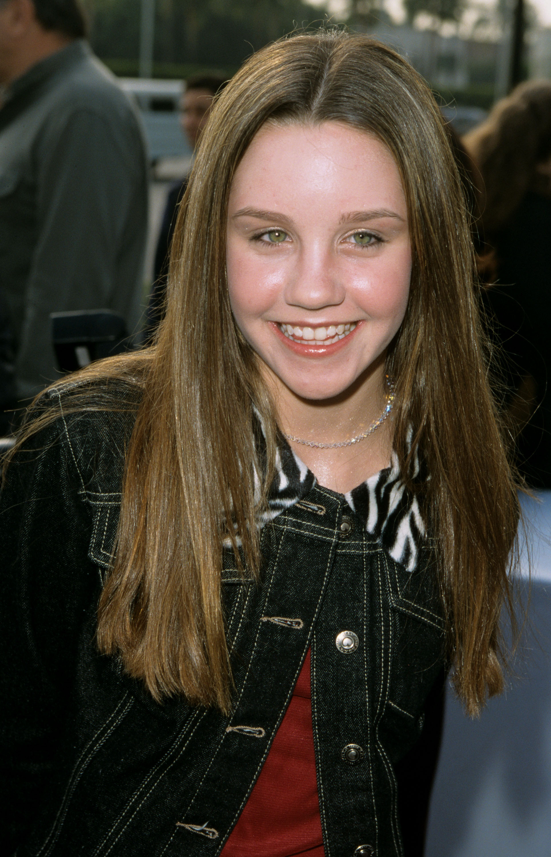 In 2002, Amanda Bynes shined on the red carpet with her signature smile and polished teen style. At the height of her Nickelodeon fame, she was a breakout star on the rise.