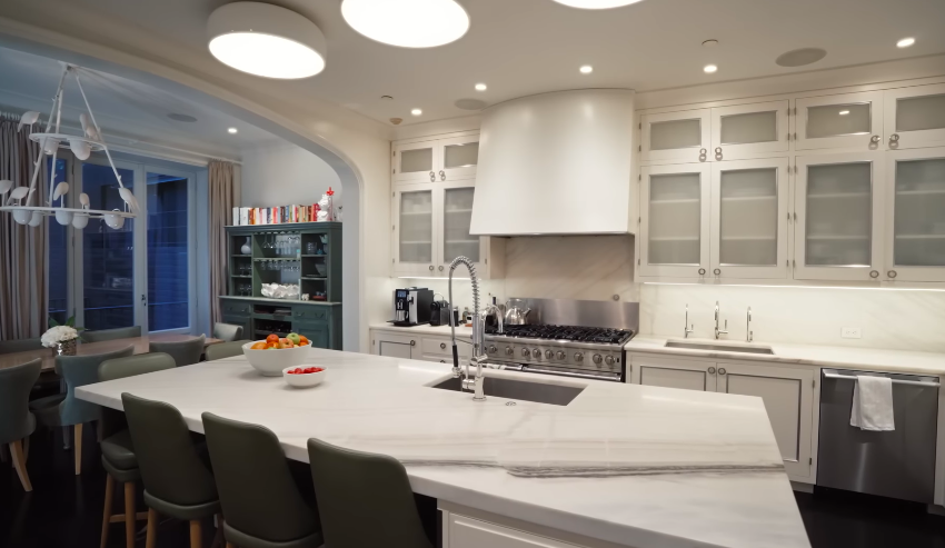 The kitchen's scale is part of what made viewers marvel at the home. It is easy to see why fans compared some rooms to full apartments. | Source: YouTube/Architectural Digest