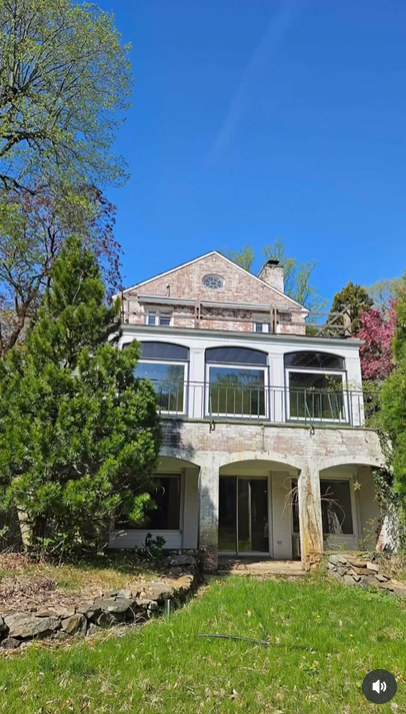 The home's main entrance features a traditional Colonial-style portico with a fanlight window above the door | Source: Instagram/hudsonvalleyhouseparts