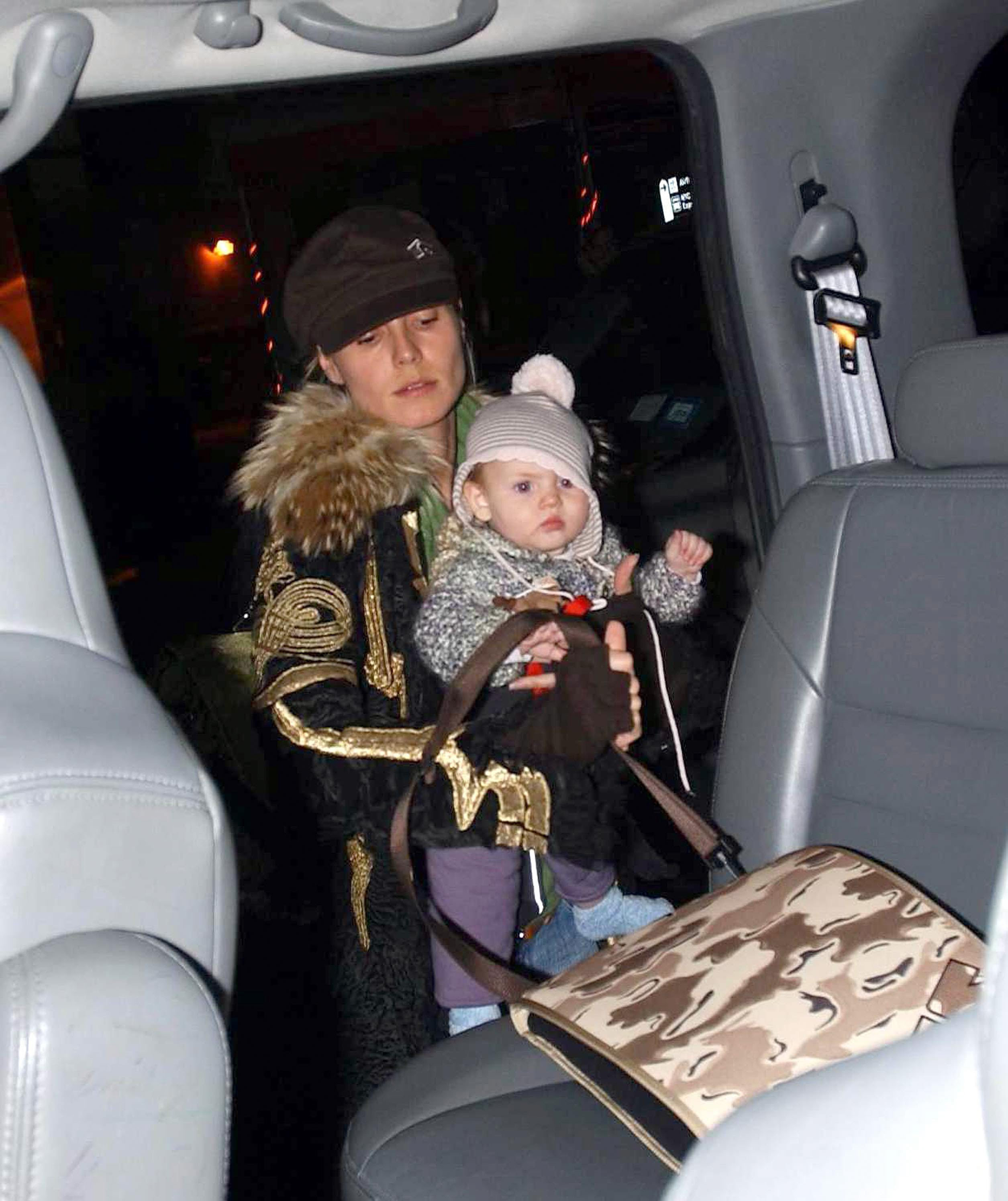 Heidi Klum carries her daughter, Leni Klum, at JFK Airport in New York City on January 16, 2005 | Source: Getty Images