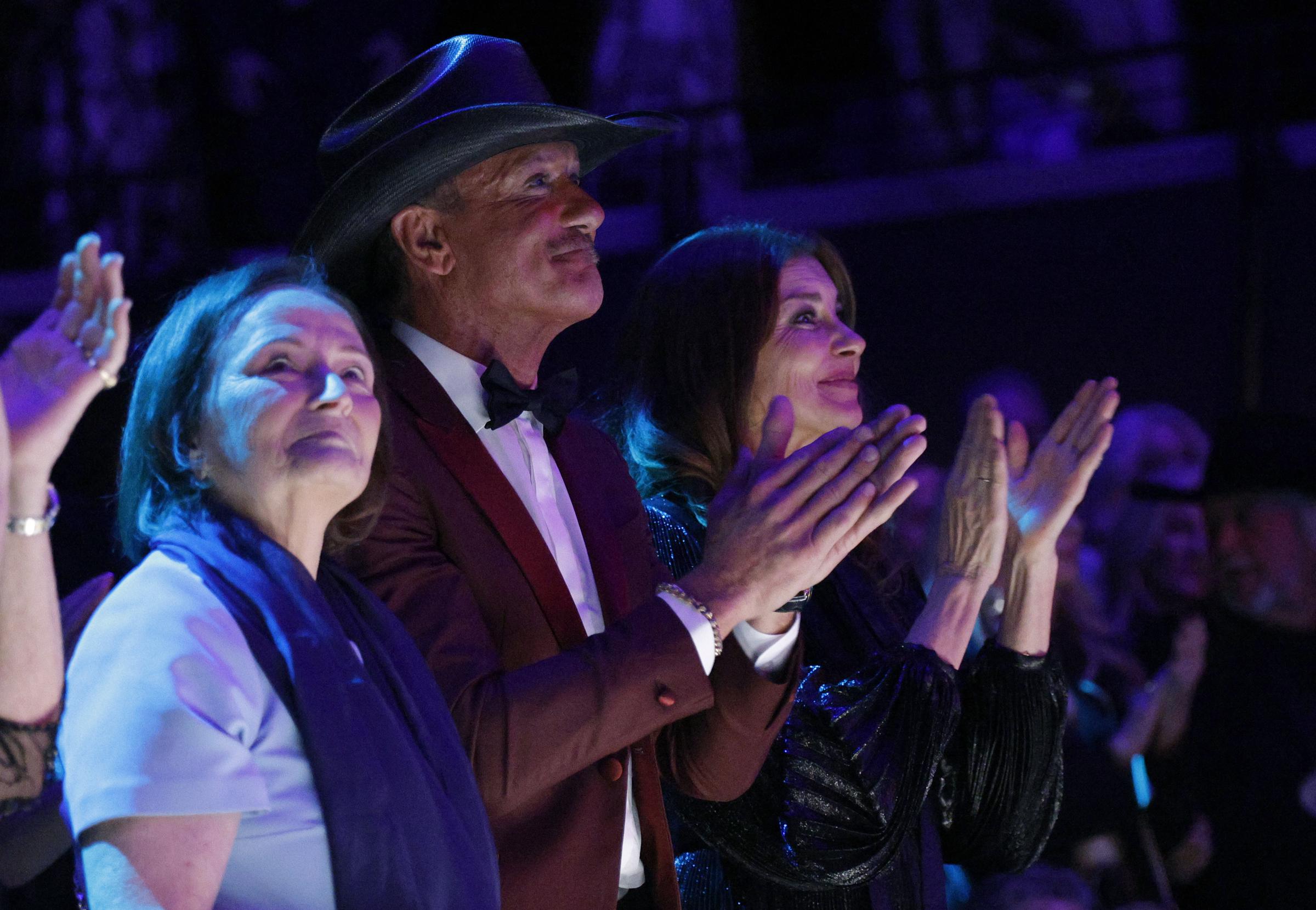 Tim McGraw applauds alongside his mother, Betty Trimble, and wife, Faith Hill, during the Country Music Hall of Fame and Museum’s 2026 Medallion Ceremony in Nashville, Tennessee, on October 18, 2026. | Source: Getty Images