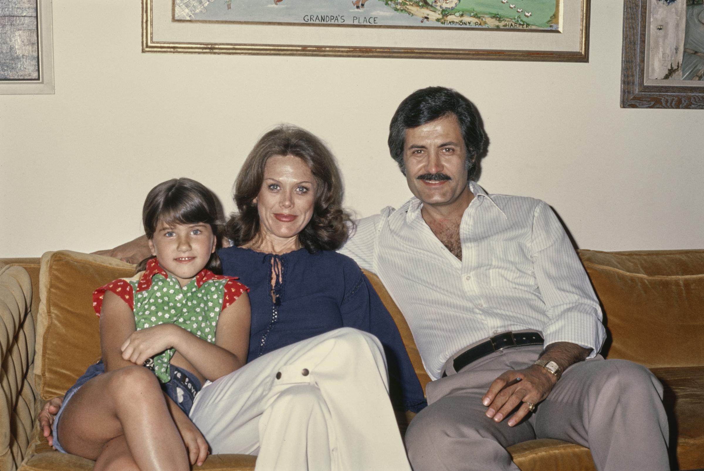 The young girl and her parents in 1975 | Source: Getty Images