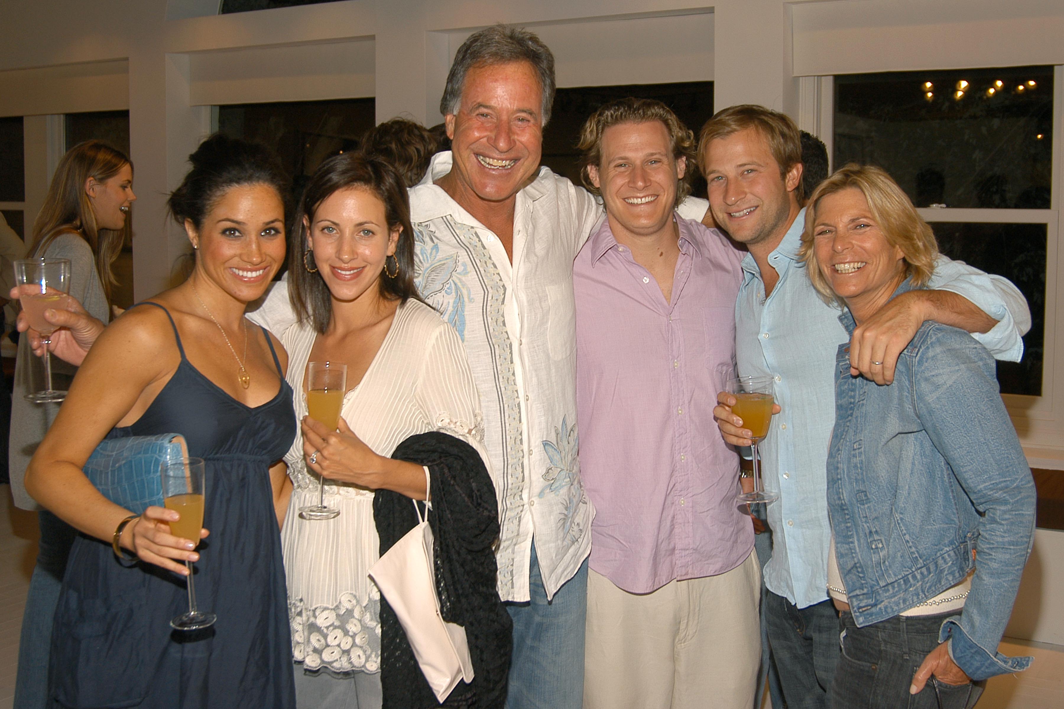 Meghan Markle, Trevor Engelson, Amy, Nachum, Michael, and Sandy Gross attend a photo exhibit in East Hampton, New York, on August 26, 2006 | Source: Getty Images