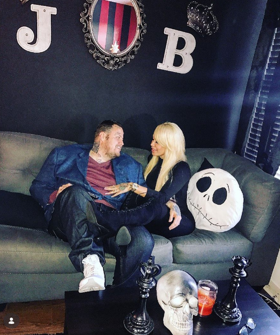 Jelly Roll was about to have a baby with another woman. In this photo, the couple posed in a living room on January 8, 2017, in Nashville, Tennessee. | Source: Instagram/xomgitsbunnie