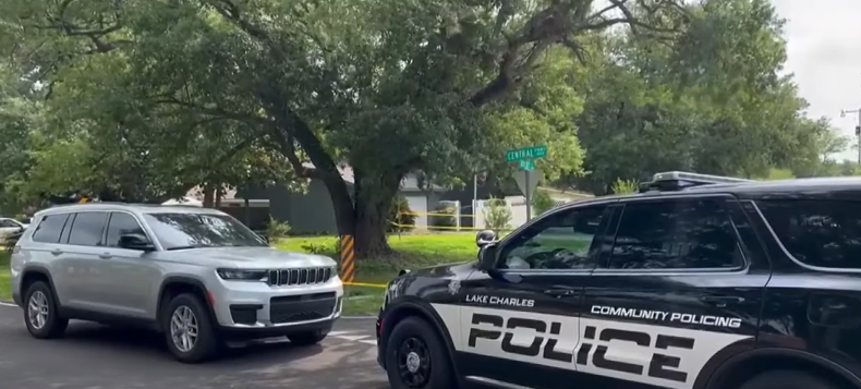 Crime scene investigation taking place at the short-term rental home in Lake Charles where McKenzie Rideau lost her life form a news story dated May 21, 2025 | Source: Youtube/KPLC 7 News