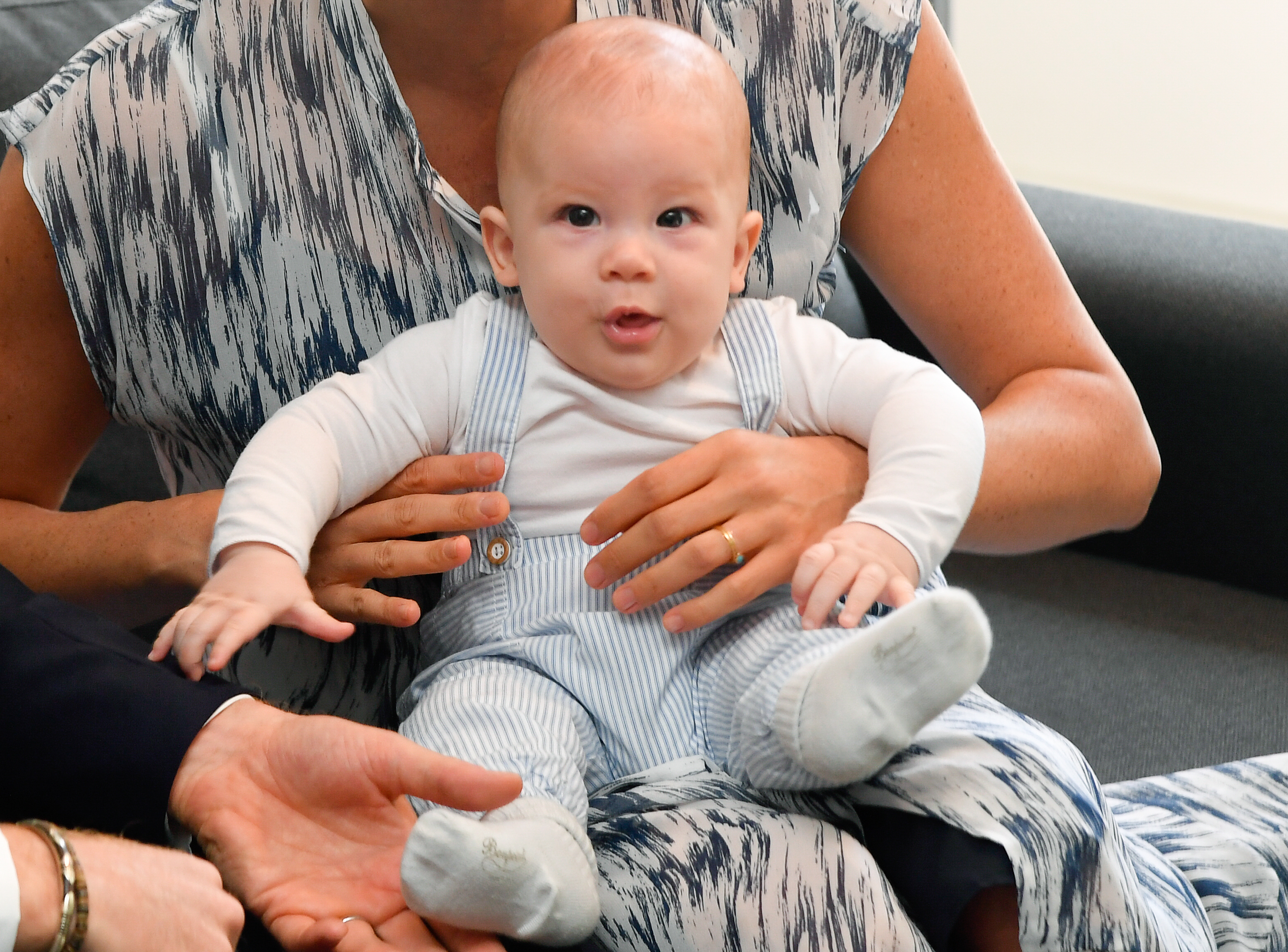 During his first royal tour of South Africa in September 2019, four-month-old Archie wore blue-and-white striped overalls remarkably similar to an outfit Prince Harry had worn as a baby in 1985. The sweet resemblance brought back memories of Princess Diana holding little Harry during his childhood. | Source: Getty Images.