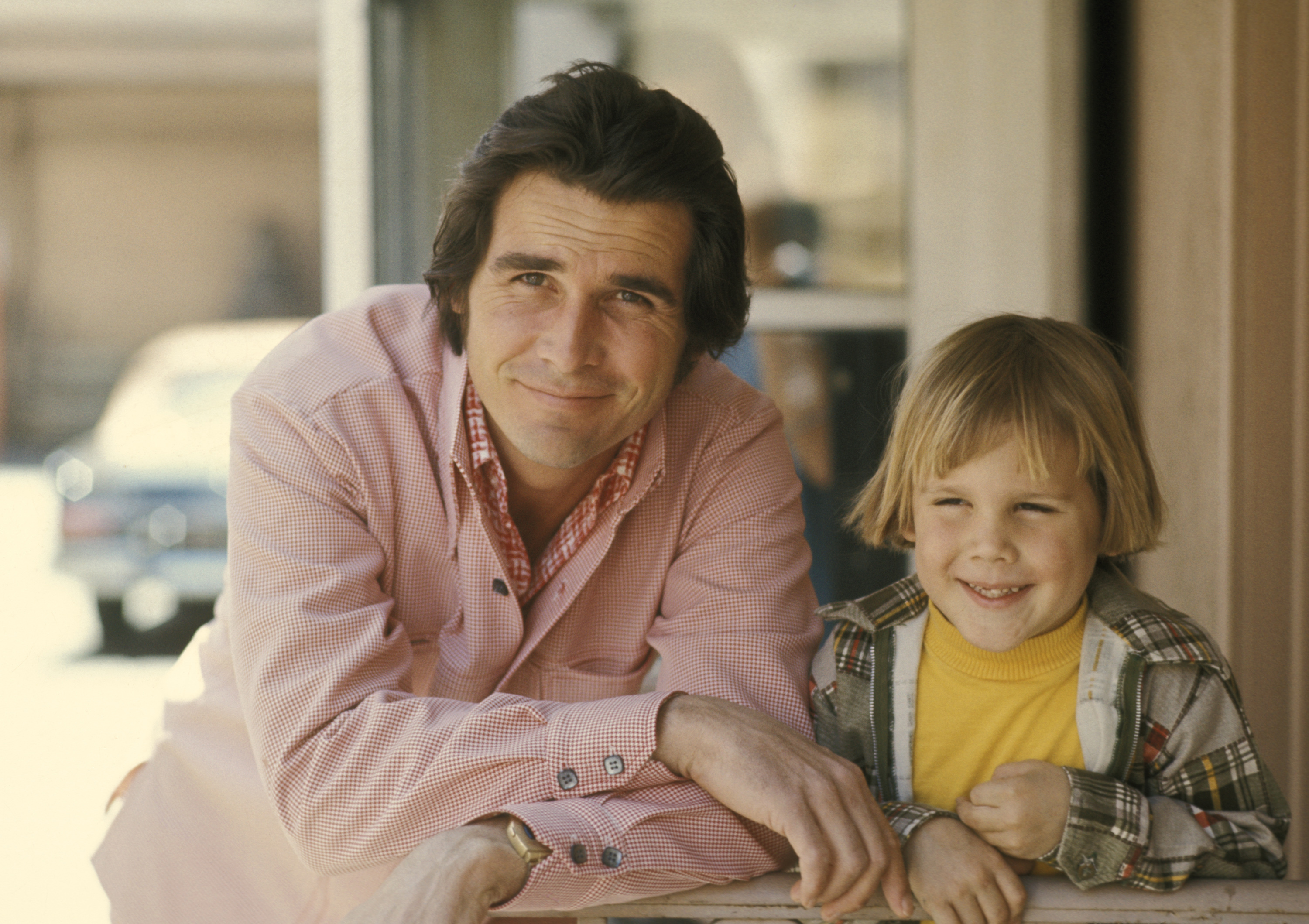 James Brolin with his son, Josh Brolin, during the Easter Seals Telethon in Los Angeles, California, 1973. | Source: Getty Images
