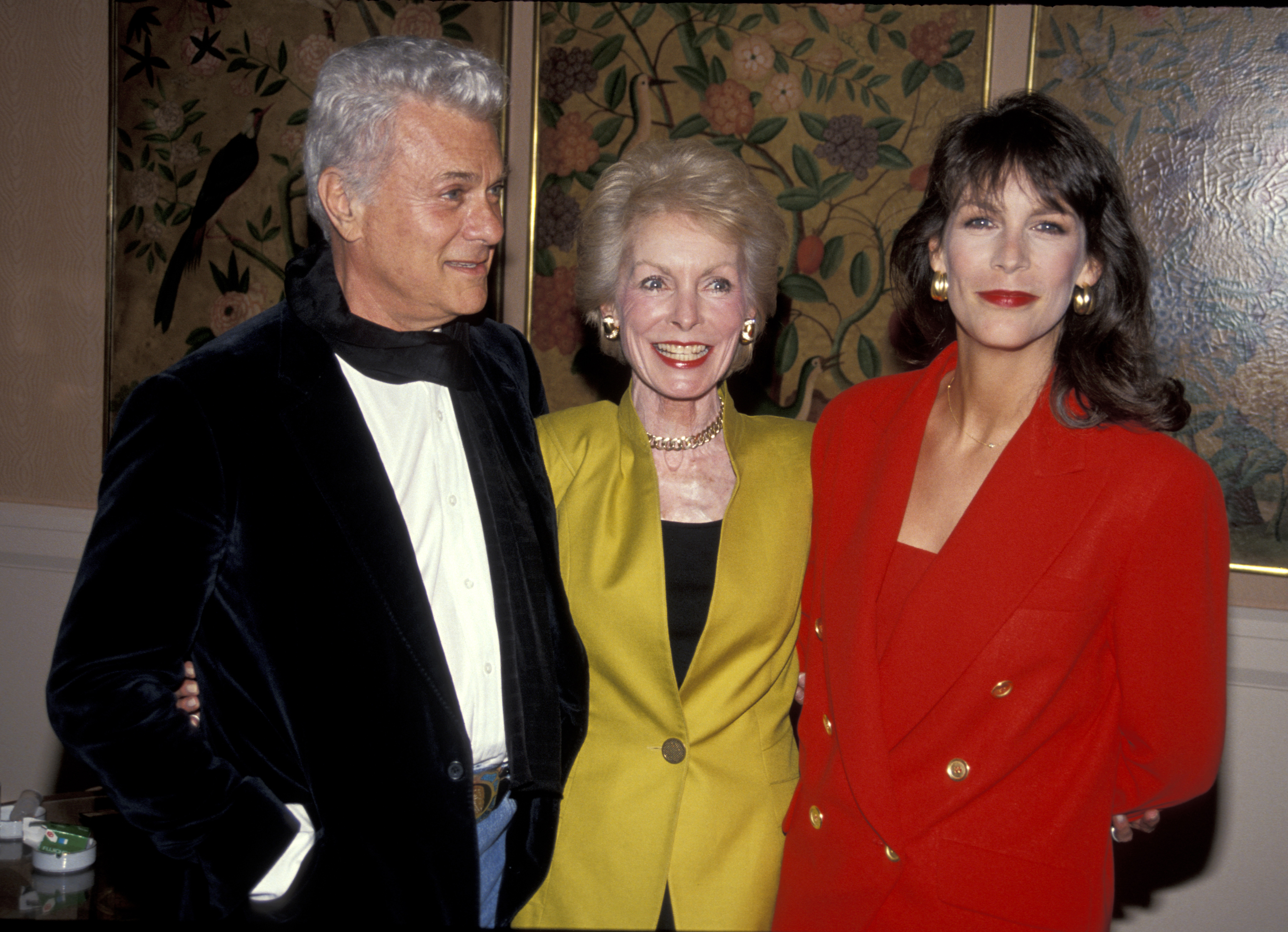 The actress with her Hollywood star parents at the 36th Annual Genii Awards in 1991. | Source: Getty Images