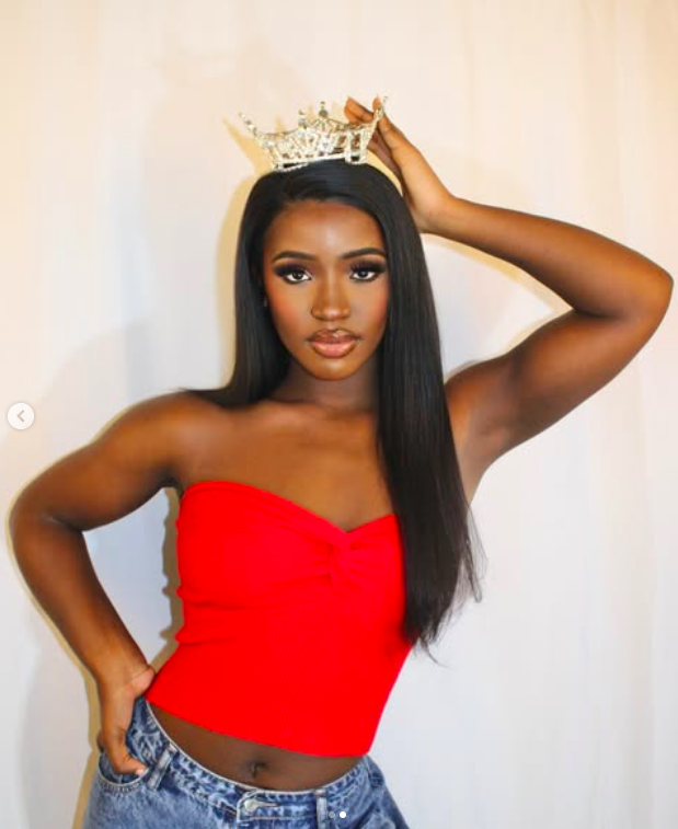 Carrie Everett posing with a crown, posted on November 14, 2024. | Source: Instagram/simplyxcarriee