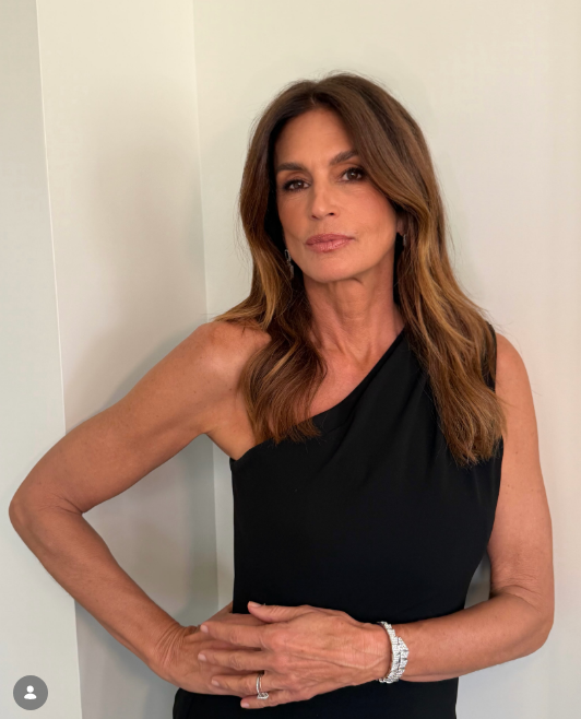 Cindy Crawford's look was revealed by her hairstylist as well, and she looked timeless, but just wait till you see her daughter. | Source: Instagram/thejoehandwerker