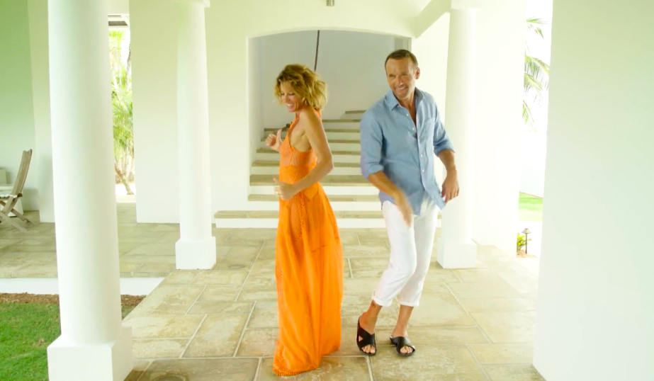 The couple first fell in love while touring together in 1996. Their shared career has included major concert tours, duets, and a marriage spanning three decades. | Source: YouTube/Architectural Digest