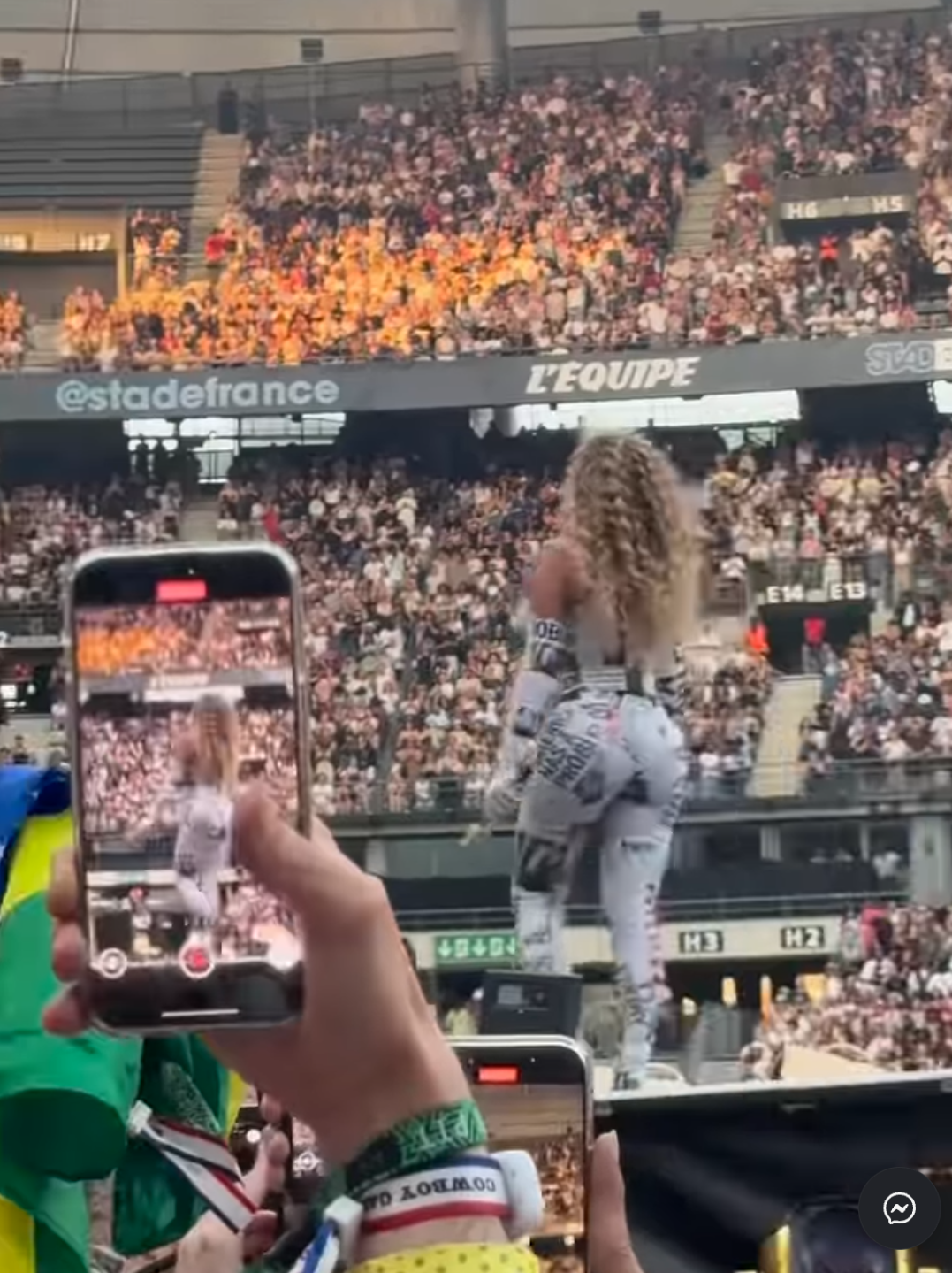 Beyoncé walks onto the stage in front of a packed stadium crowd | Source: Instagram/eyesofnilufer