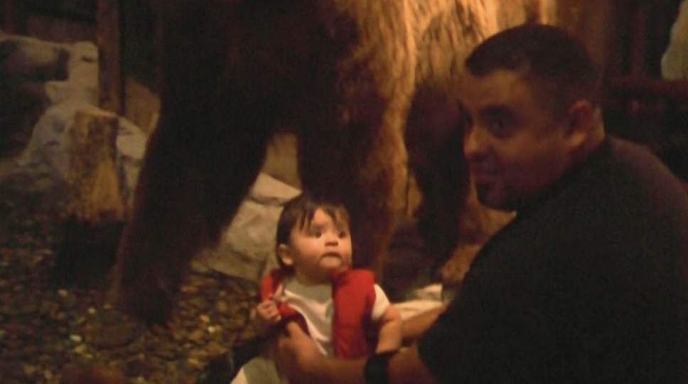 Raul Ramirez is pictured with his little son | Source: gofundme