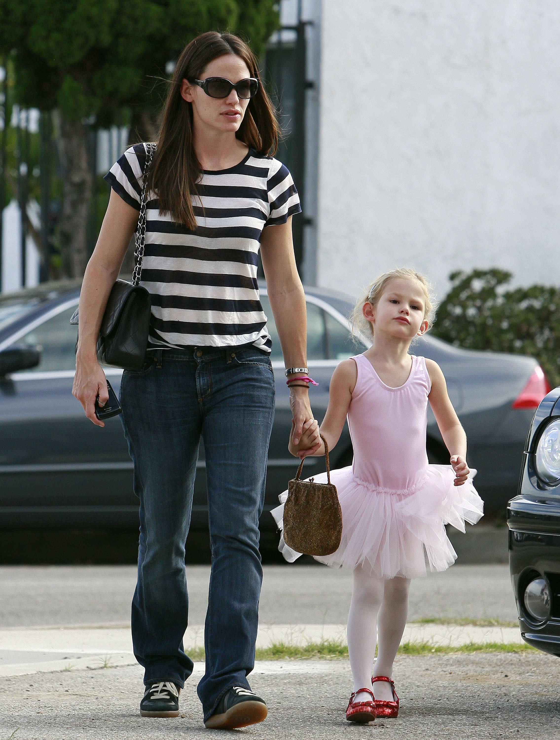 Jennifer Garner and Violet in Santa Monica, California, on September 28, 2010. | Source: Getty Images