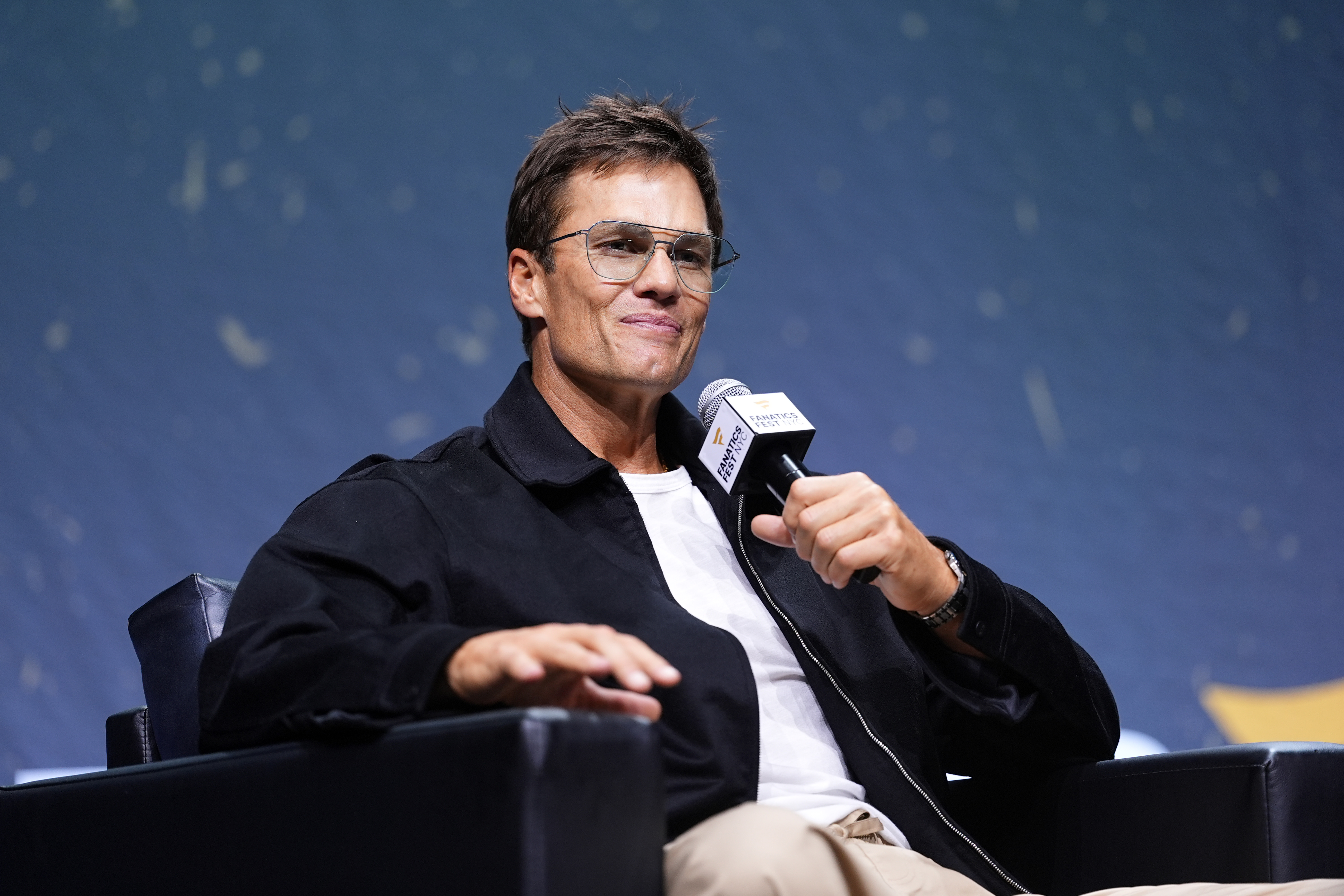 Tom Brady spoke during Fanatics Fest NYC 2026 at the Jacob Javits Center in New York City on July 16. Captured more than two decades after his early NFL photos, the image highlighted the remarkably youthful complexion and facial structure that have continued to spark widespread speculation about cosmetic procedures.