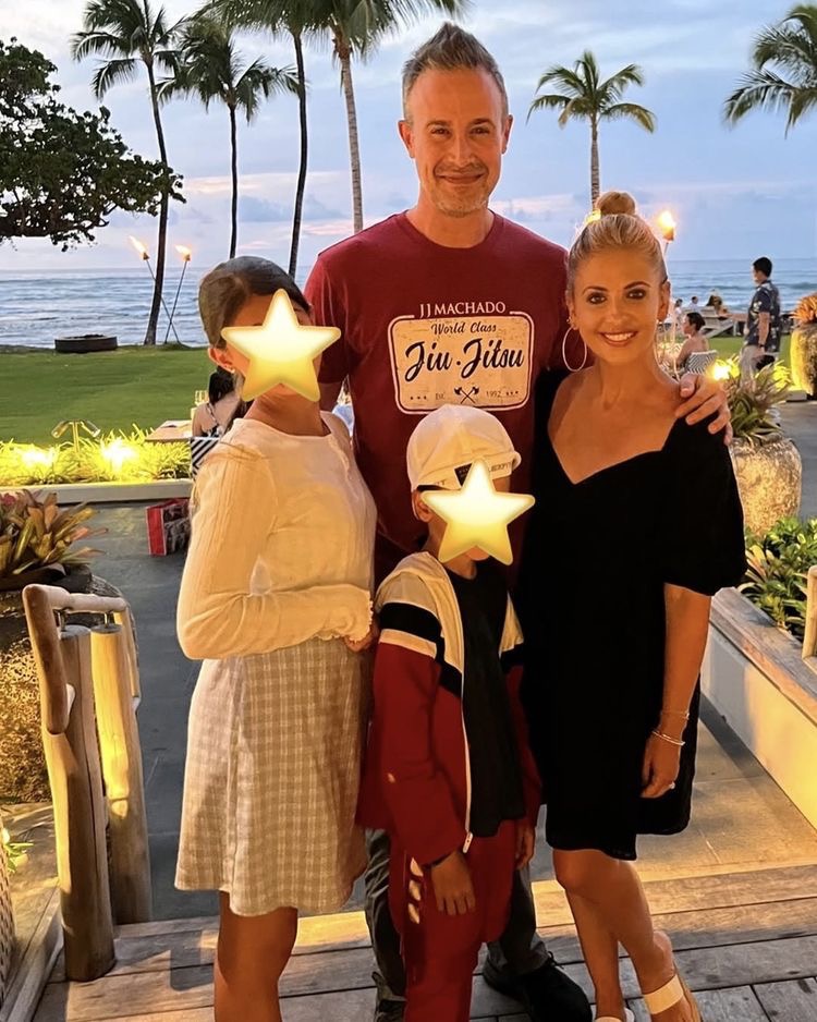 Sarah Michelle Gellar and Freddie Prinze Jr. enjoyed a family vacation with their children, Charlotte and Rocky, while keeping both of their faces hidden with star emojis. Sarah has long been careful about protecting her children's privacy on social media. | Source: Instagram/@sarahmgellar