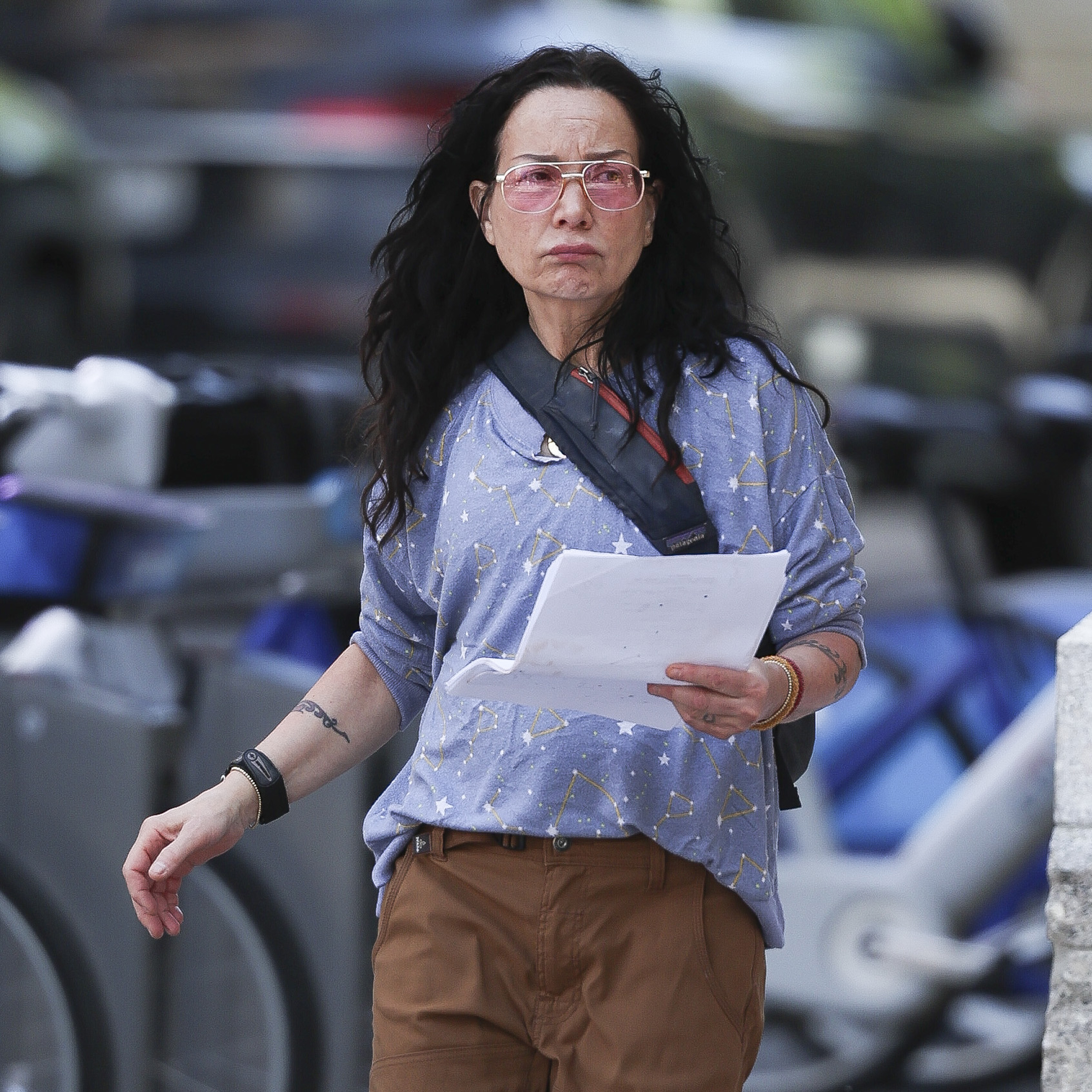 Decades after her breakout, Garofalo has continued to remain recognizably herself rather than chase the polished celebrity image often associated with Hollywood longevity. Her public appearances have become less frequent, making new glimpses of the longtime comedian especially notable for fans.