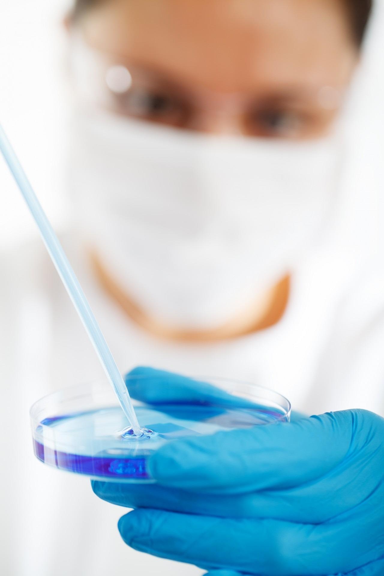 A scientist holding a petri dish | Source: Pixabay