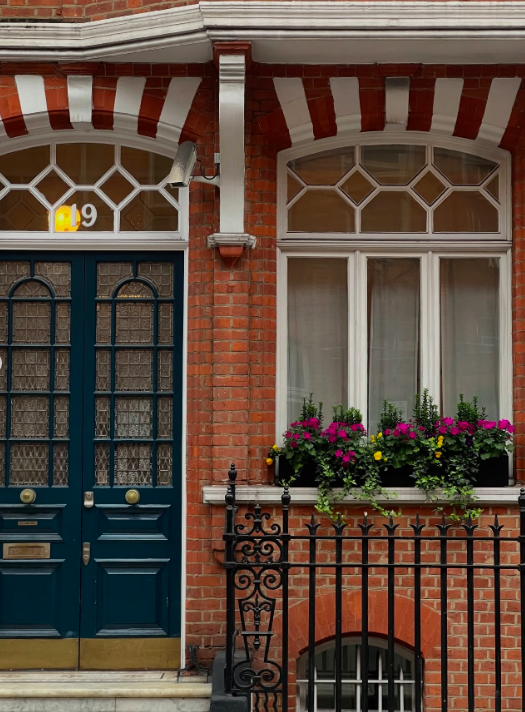 The exterior adds a classic London note to Lola's chapter of the story. Compared with the Manhattan townhouse, it feels quieter and more local. | Source: Instagram/theyoungestyung