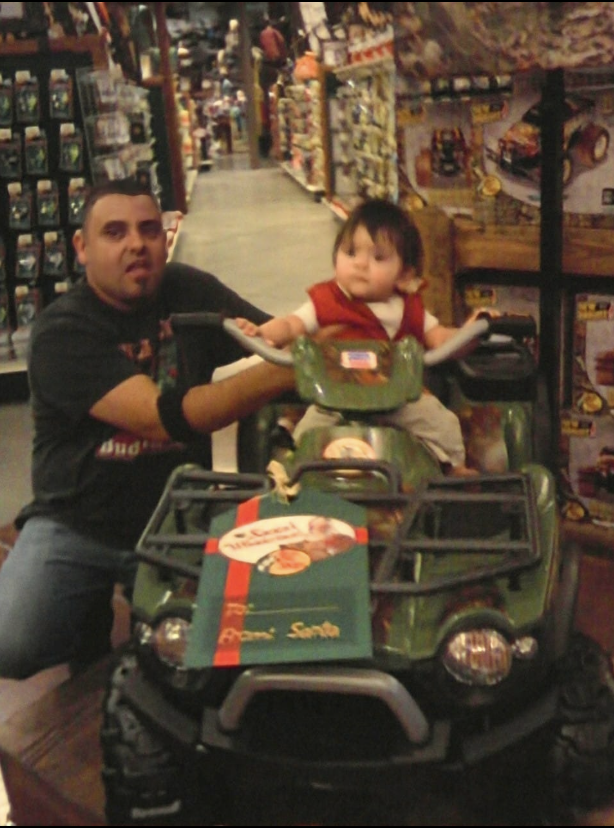 Raul Ramirez is seen with his little son | Source: gofundme