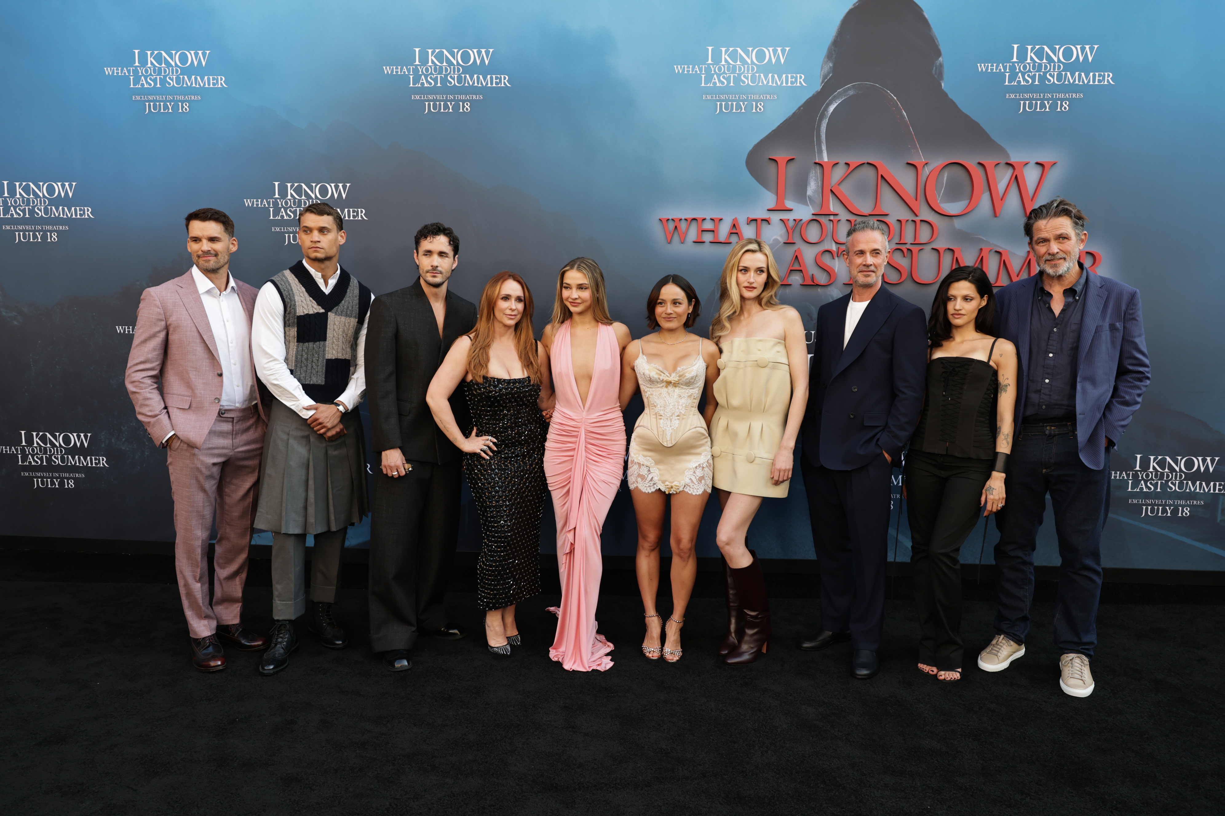Prinze Jr. and Pidgeon join castmates Austin Nichols, Tyriq Withers, Jonah Hauer-King, Jennifer Love Hewitt, Madelyn Cline, Chase Sui Wonders, Gabbriette, and Billy Campbell for a full cast photo.