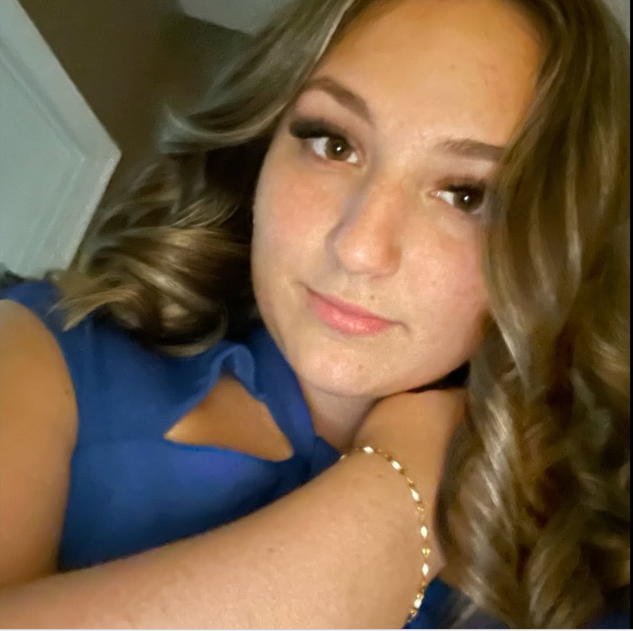 Katie McCormack poses for an indoor selfie in a blue outfit. Authorities have not publicly identified the girl mentioned in the search update or confirmed that Josh Gill’s account referred to Katie. | Source: Facebook/Katie McCormack