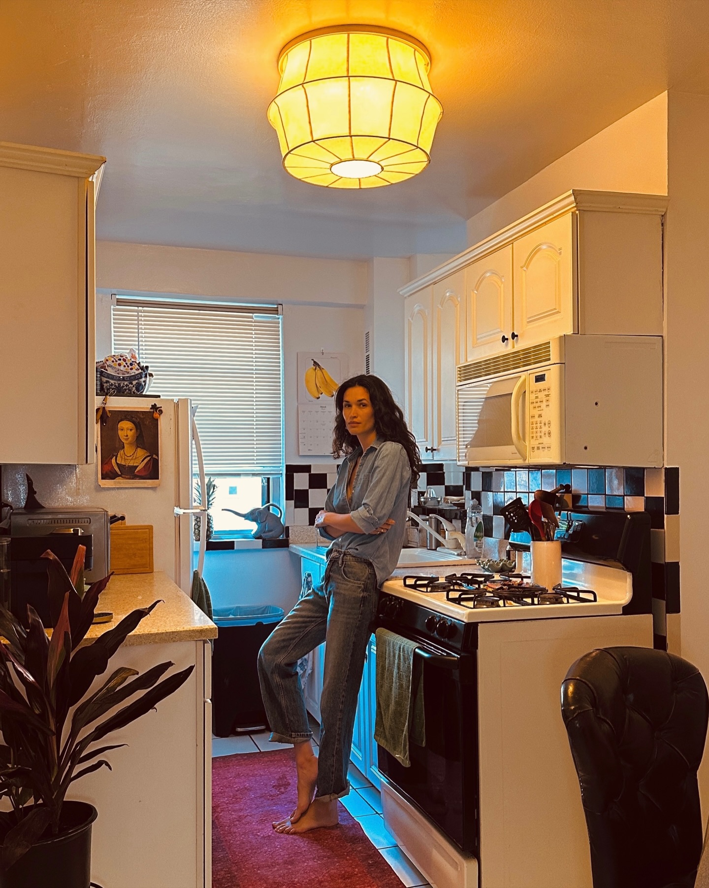 Her everyday snapshots contrast sharply with the old Hollywood mystery around her father. Michael stepped away from fame, but Scarlett's generation shares life in a very different way. | Source: Instagram/scarloz