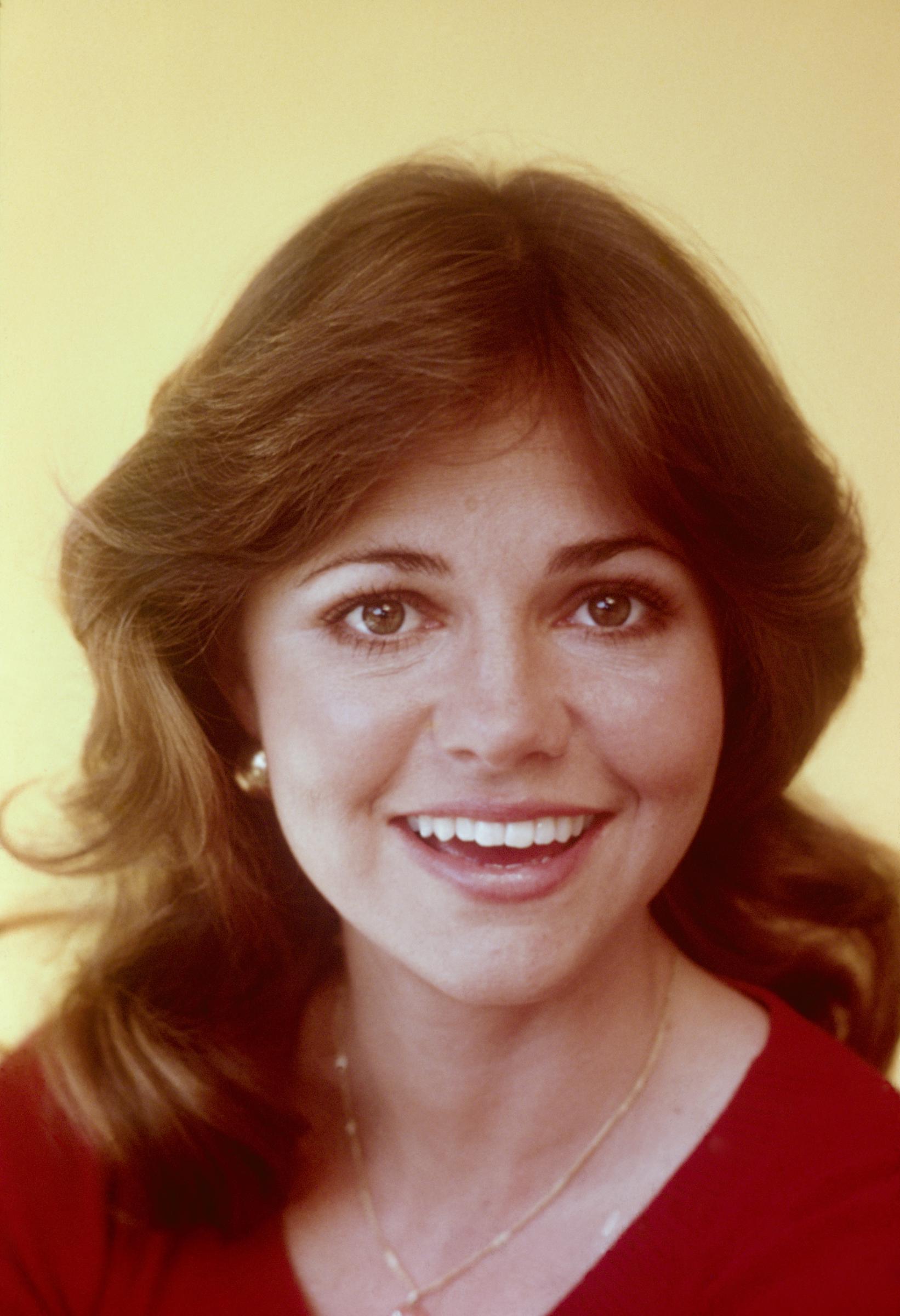 A close-up of a young Sally Field in New York captures her in her twenties, her gentle smile and radiant eyes reflecting a beauty that was both refined and full of youthful charm.