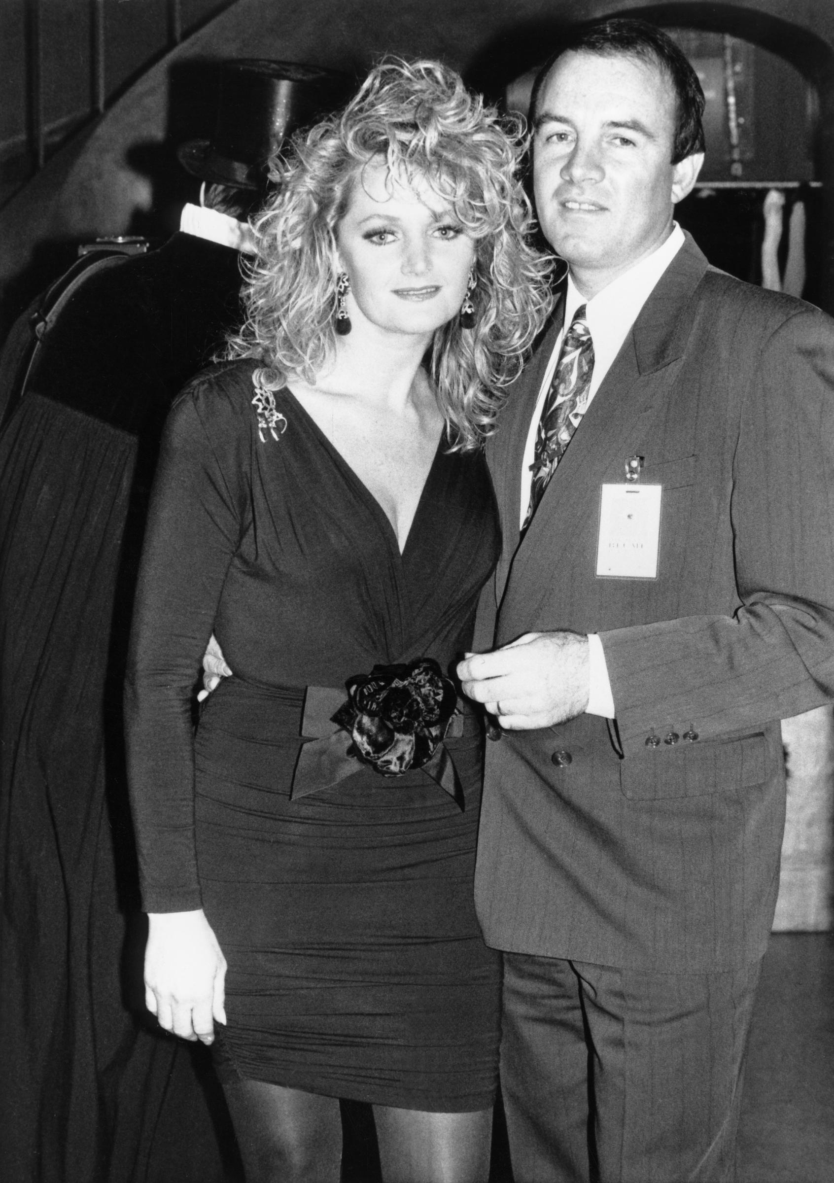 The secret to their long-lasting relationship was that they became successful only afterward. In this photo, Bonnie Tyler posed for a portrait with her husband, Robert Sullivan, in 1993, in Germany. | Source: Getty Images