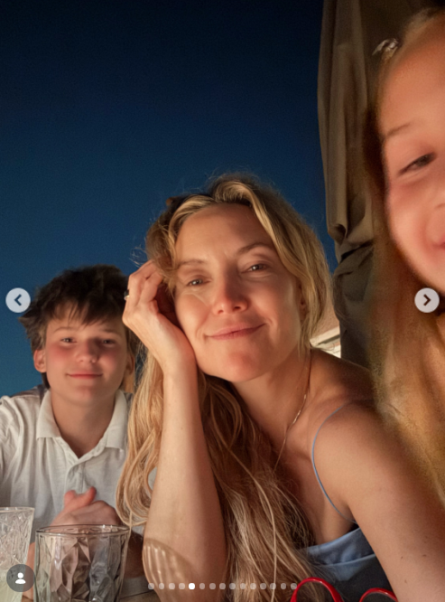 Kate Hudson and her two kids tried to take a selfie while having dinner during their vacation, but Rani was slightly cut from the frame. | Source: Instagram/katehudson