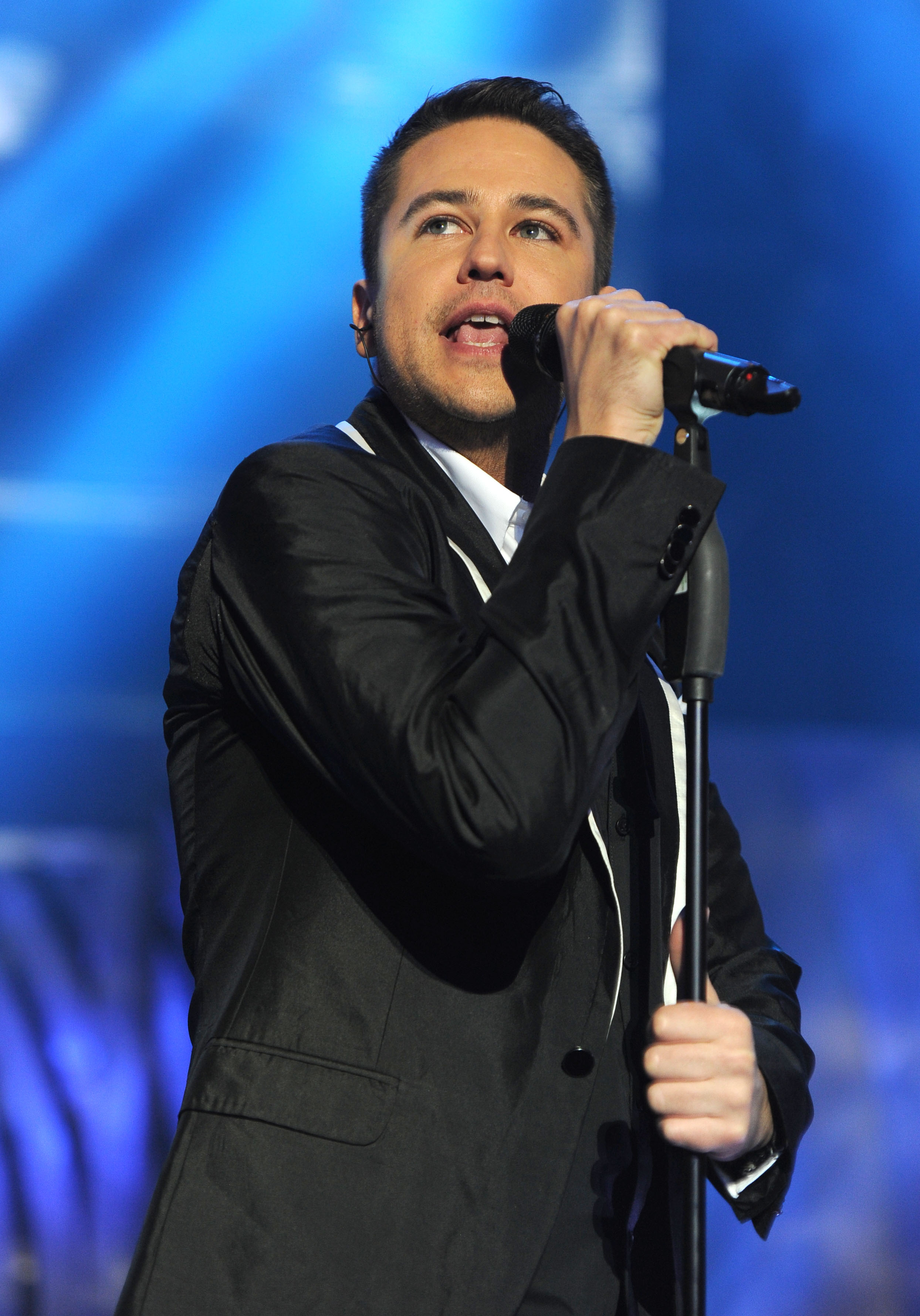 The singer at the Big Reunion Concert at Hammersmith Apollo in London, Britain, takes the stage with confidence, doing what he did best at the time — commanding attention as he sings.