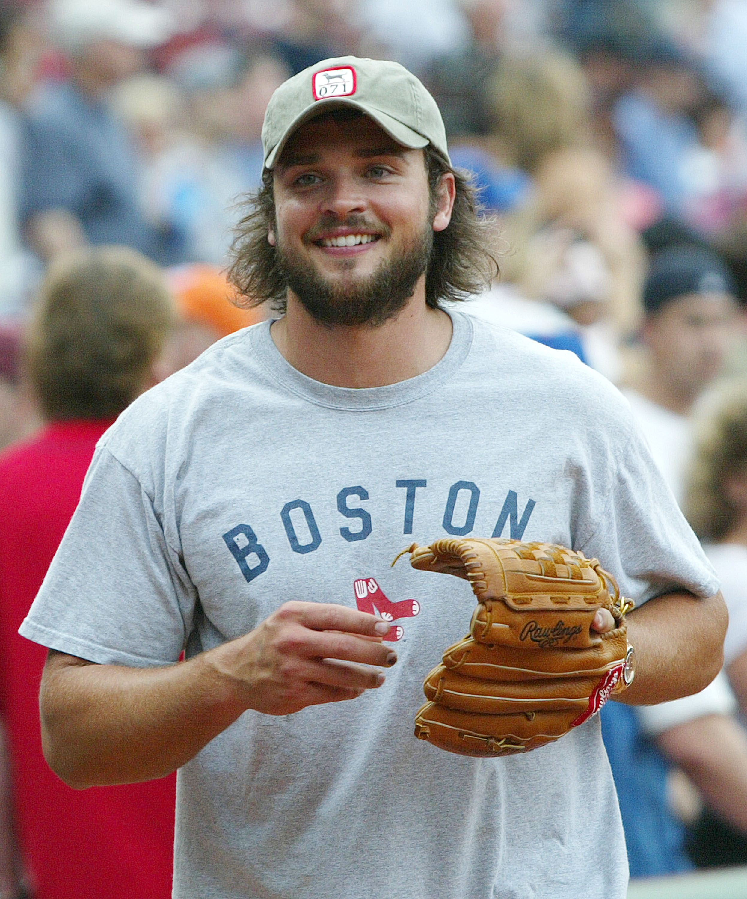 Tom Welling throws the ceremonial first pitch for the Boston Red Sox against the New York Mets, on June 29, 2006, in Boston, Massachusetts | Source: Getty Images