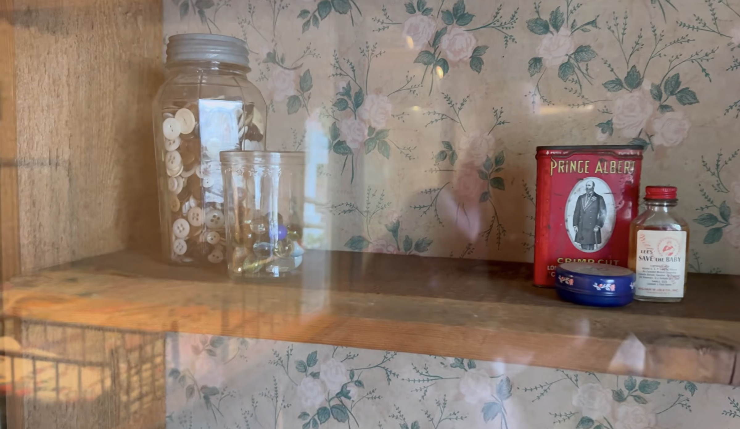Many of the objects displayed in the Dollywood replica are identified as original family treasures. Together, those everyday possessions help turn Parton's famous rags-to-riches story into something far more tangible than a line in a biography. | Source: YouTube/Adam's Adventures