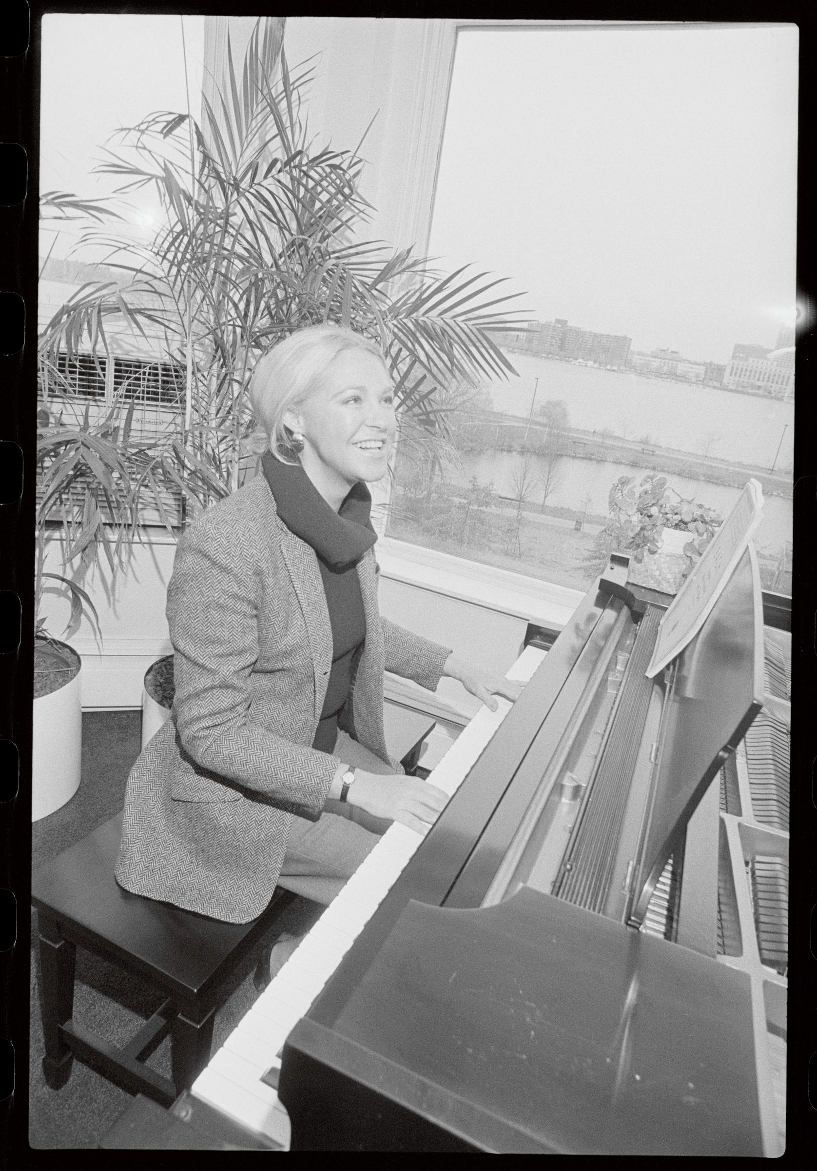Joan Kennedy playing the piano in her Boston apartment in 1979. | Source: Getty Images