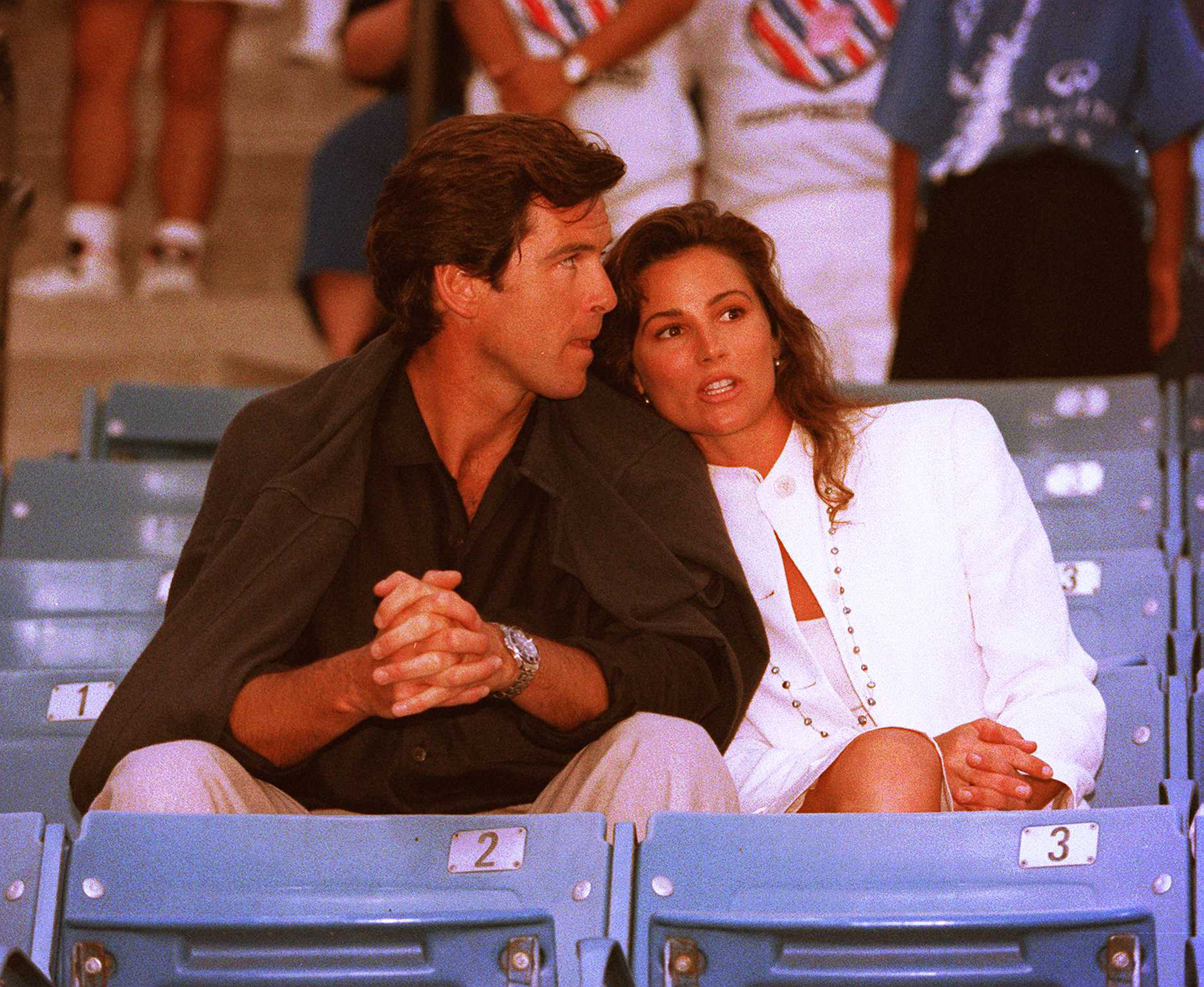 Pierce Brosnan and Keely Shaye Smith at the Infiniti Tennis Tournament on July 31, 1995, in Westwood, California. | Source: Getty Images