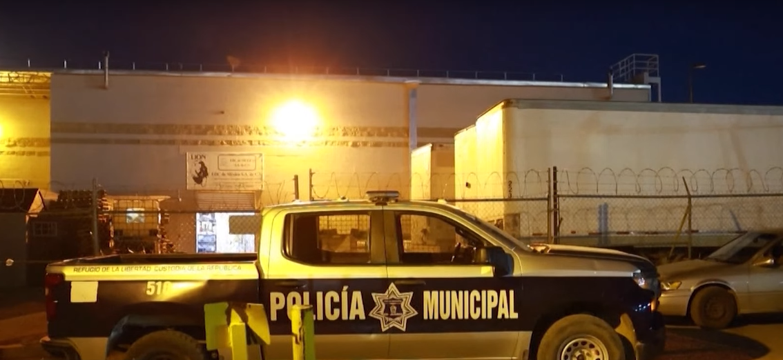Police patrol car parked in front of a building | Source: YouTube/RED MÁS Noticias