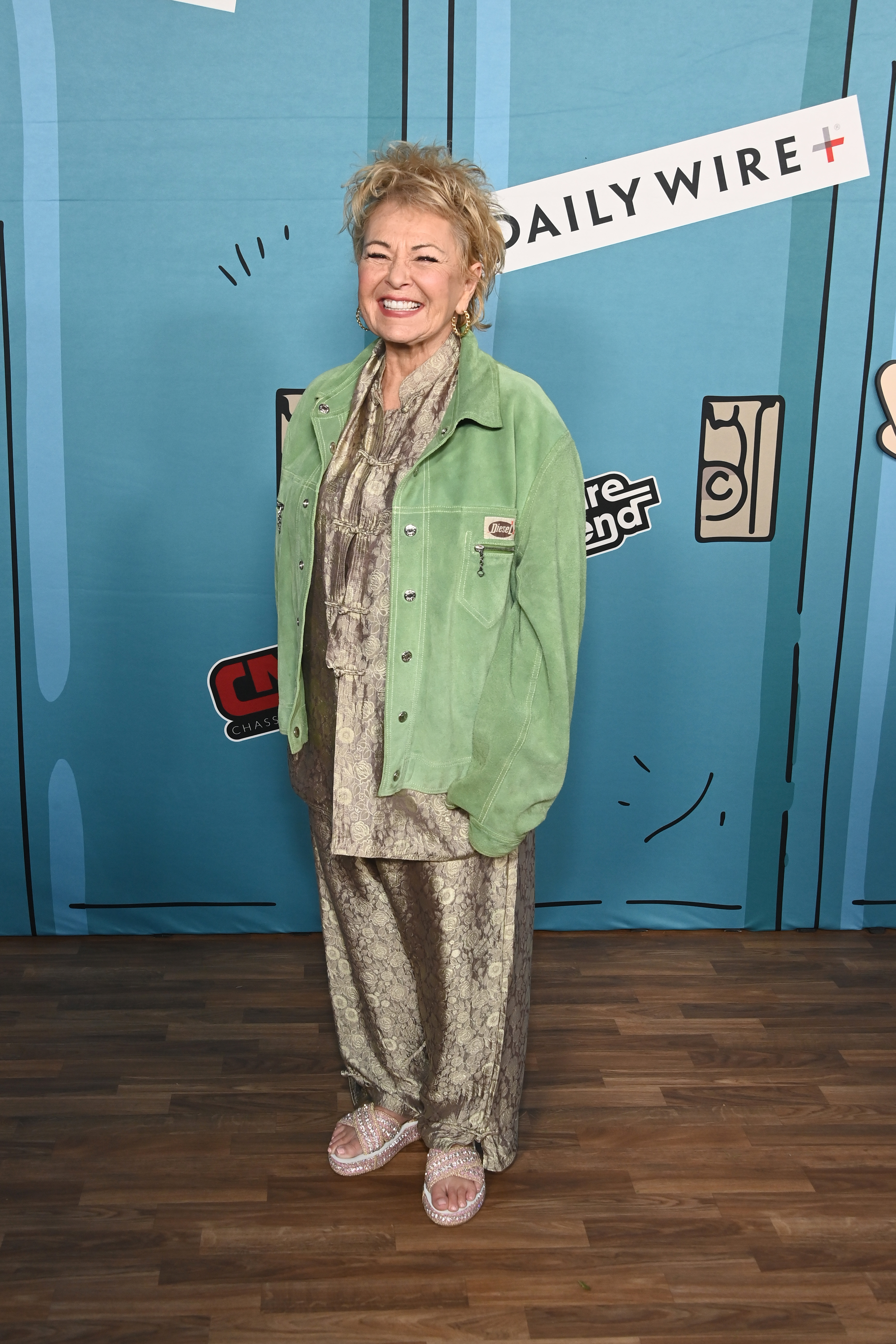 Appearing at the Mr. Birchum premiere, Roseanne embraced a relaxed, colorful look with tousled hair and a bright smile, continuing the style evolution that has kept fans watching over the years.