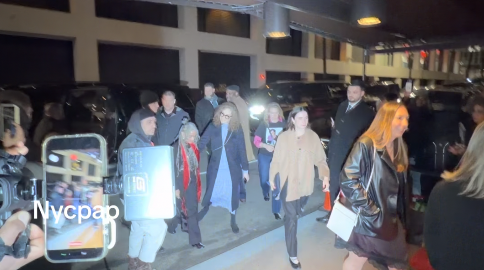 Lisa Bonet walks toward the venue entrance in New York, wearing a dark outfit with a striking red scarf as photographers and onlookers gather nearby. | Source: TikTok/nycpap