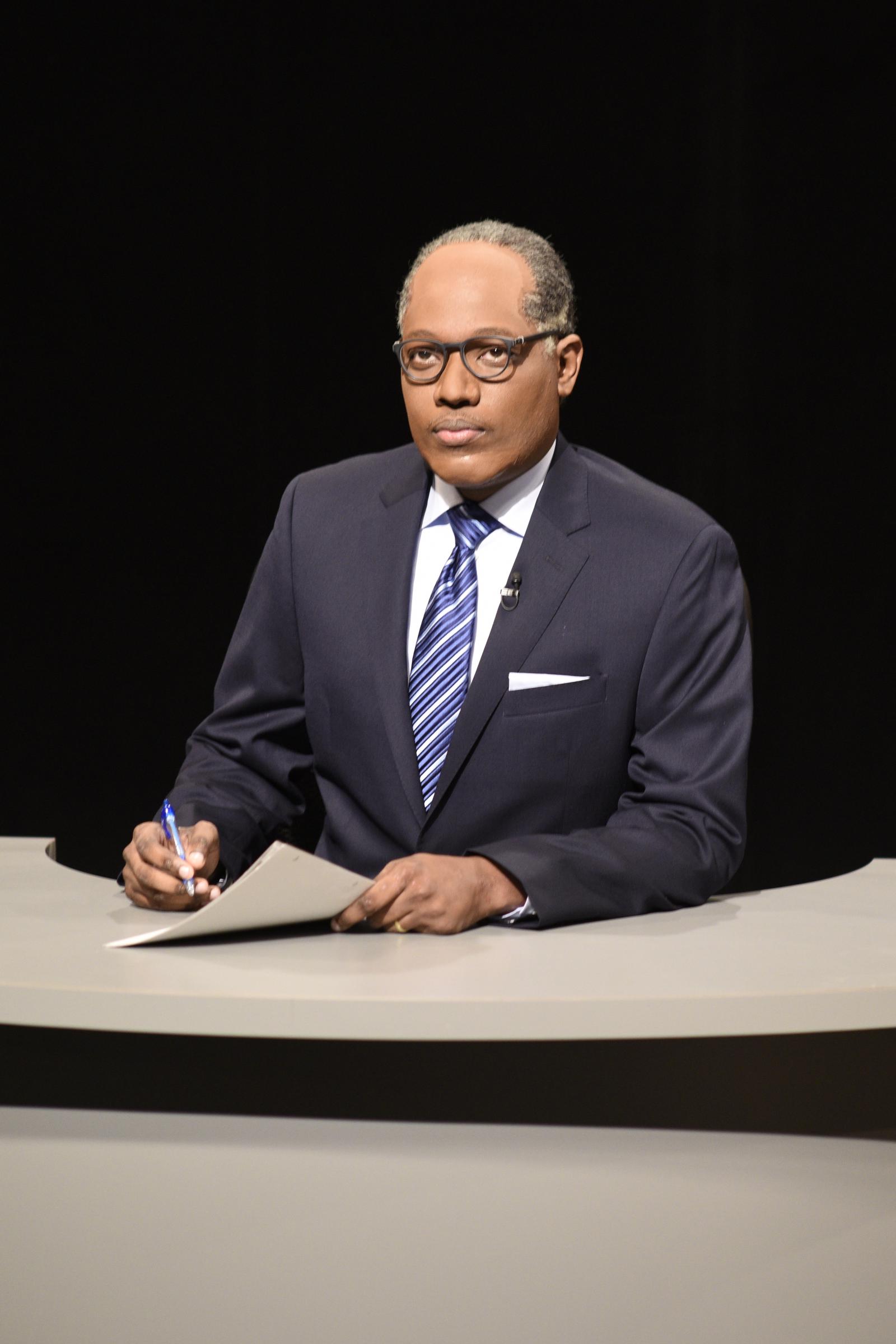 Michael Che as Lester Holt during the "Debate Cold Open" sketch on October 1, 2016 | Source: Getty Images