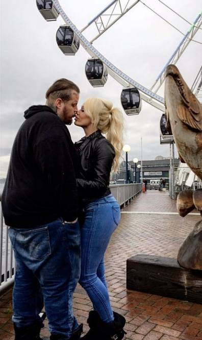 They faced immediate hardships right after they tied the knot. In this photo, they posed next to a ferris wheel in downtown Seattle on November 14, 2016. | Source: Instagram/xomgitsbunnie