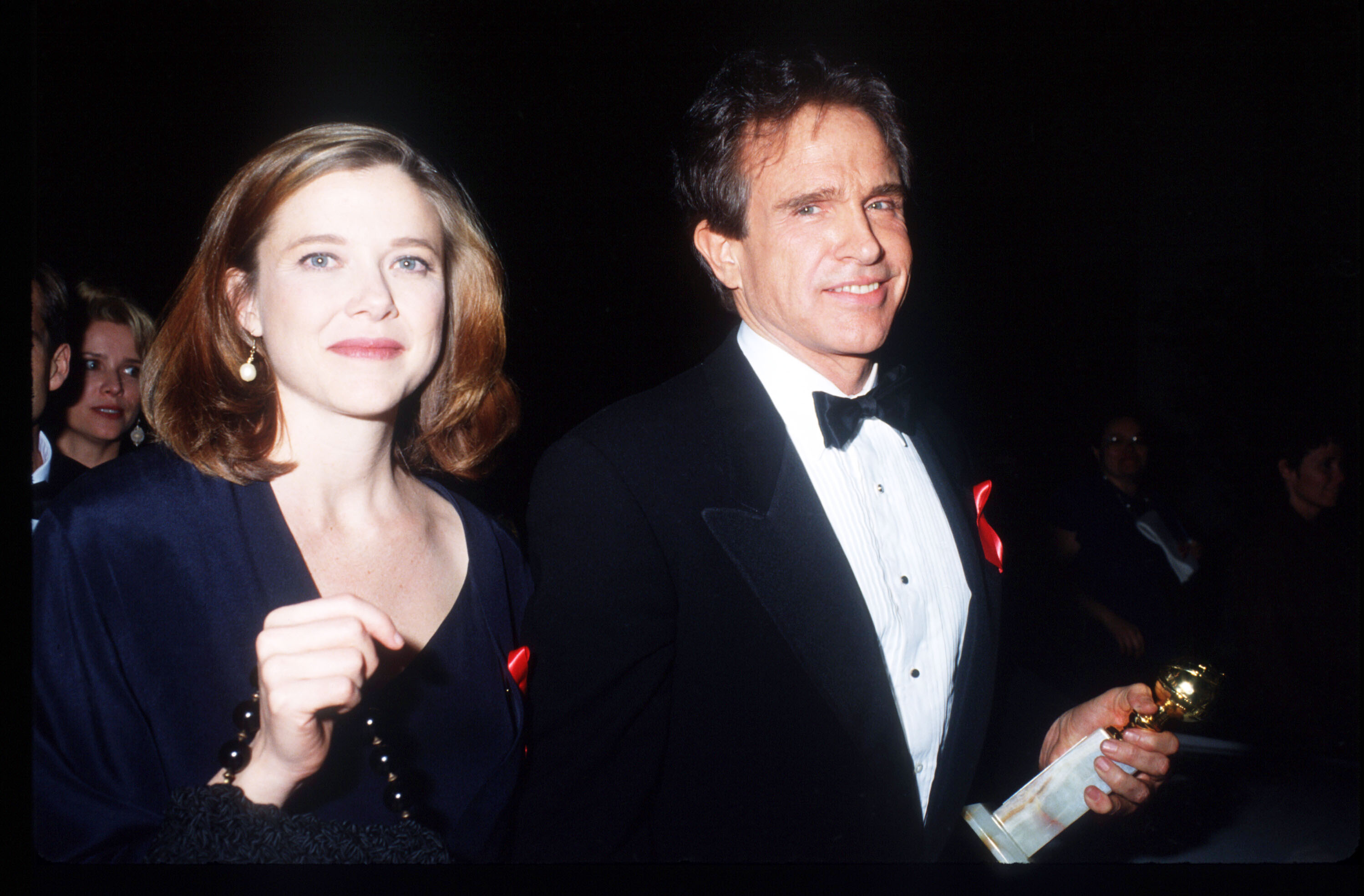 Annette Bening and Warren Beatty depart from the Golden Globe Awards on January 17, 1992, in Los Angeles, California | Source: Getty Images