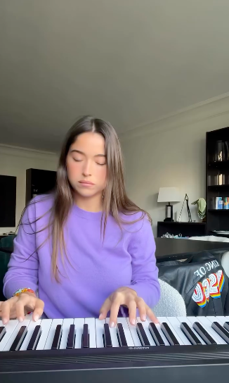 Music appears to be part of Lola's London routine. The keyboard makes the space feel creative and lived in. | Source: Instagram/theyoungestyung