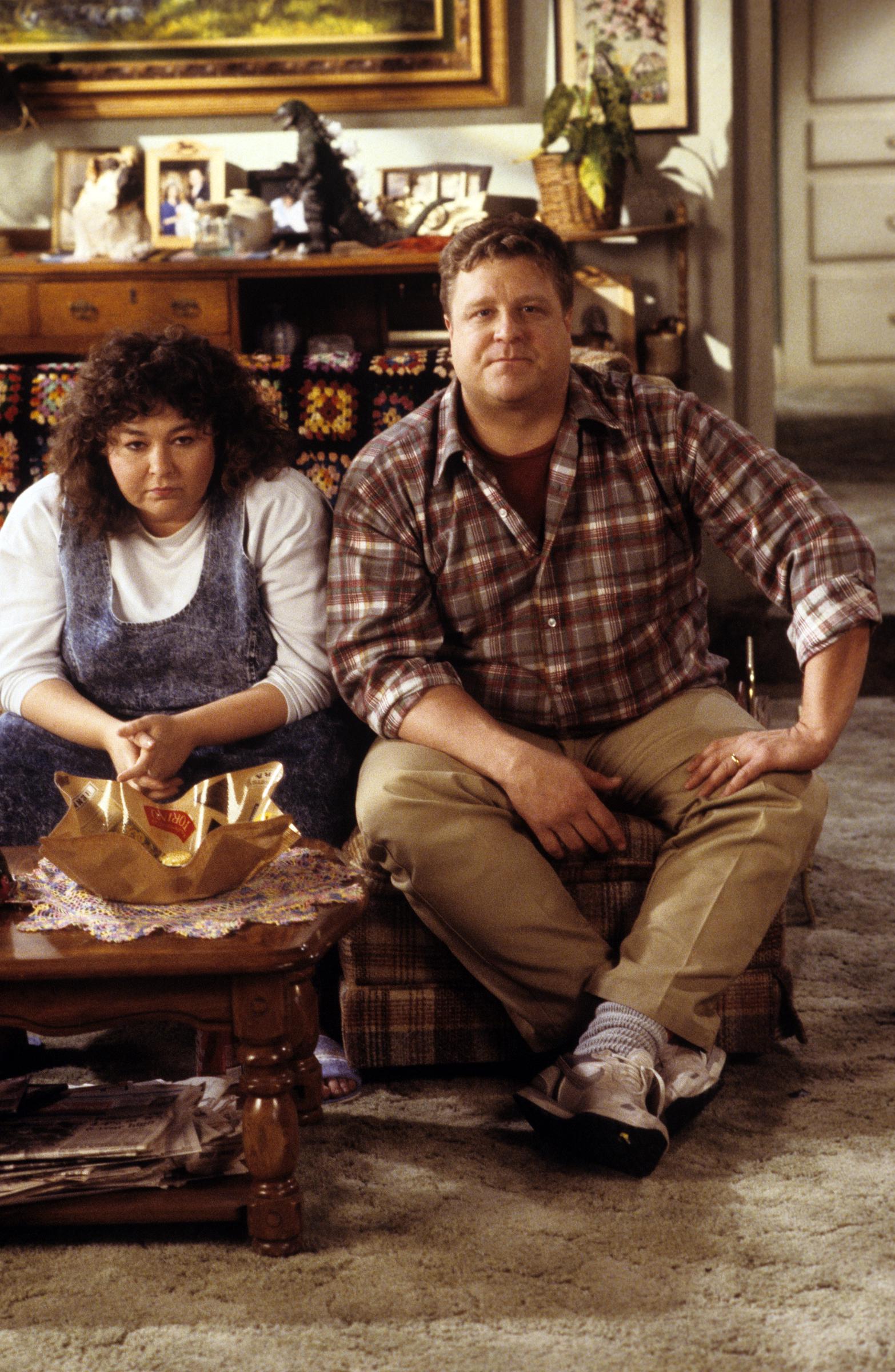 John Goodman and Roseanne Barr appear on "Roseanne" in 1988, as Goodman rose to fame playing Dan Conner on the hit sitcom. | Source: Getty Images