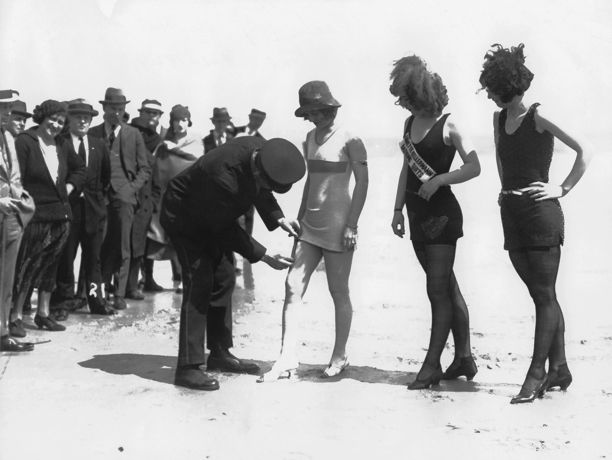 Police measuring a woman's swimsuit for decency, 1920s | Source: Getty Images