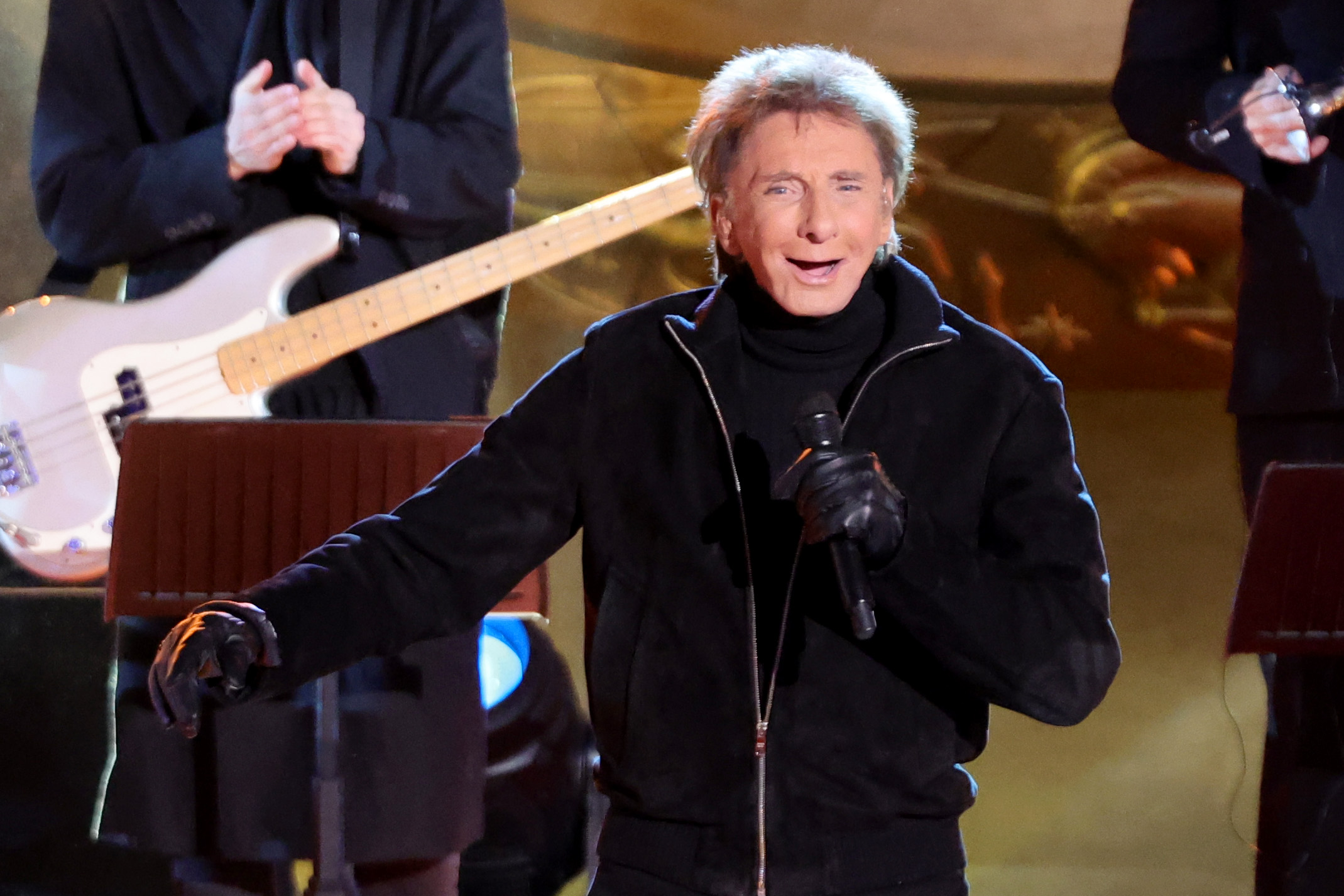 Barry Manilow performs at the Rockefeller Center Christmas Tree Lighting Ceremony in New York City on November 29, 2023 | Source: Getty Images