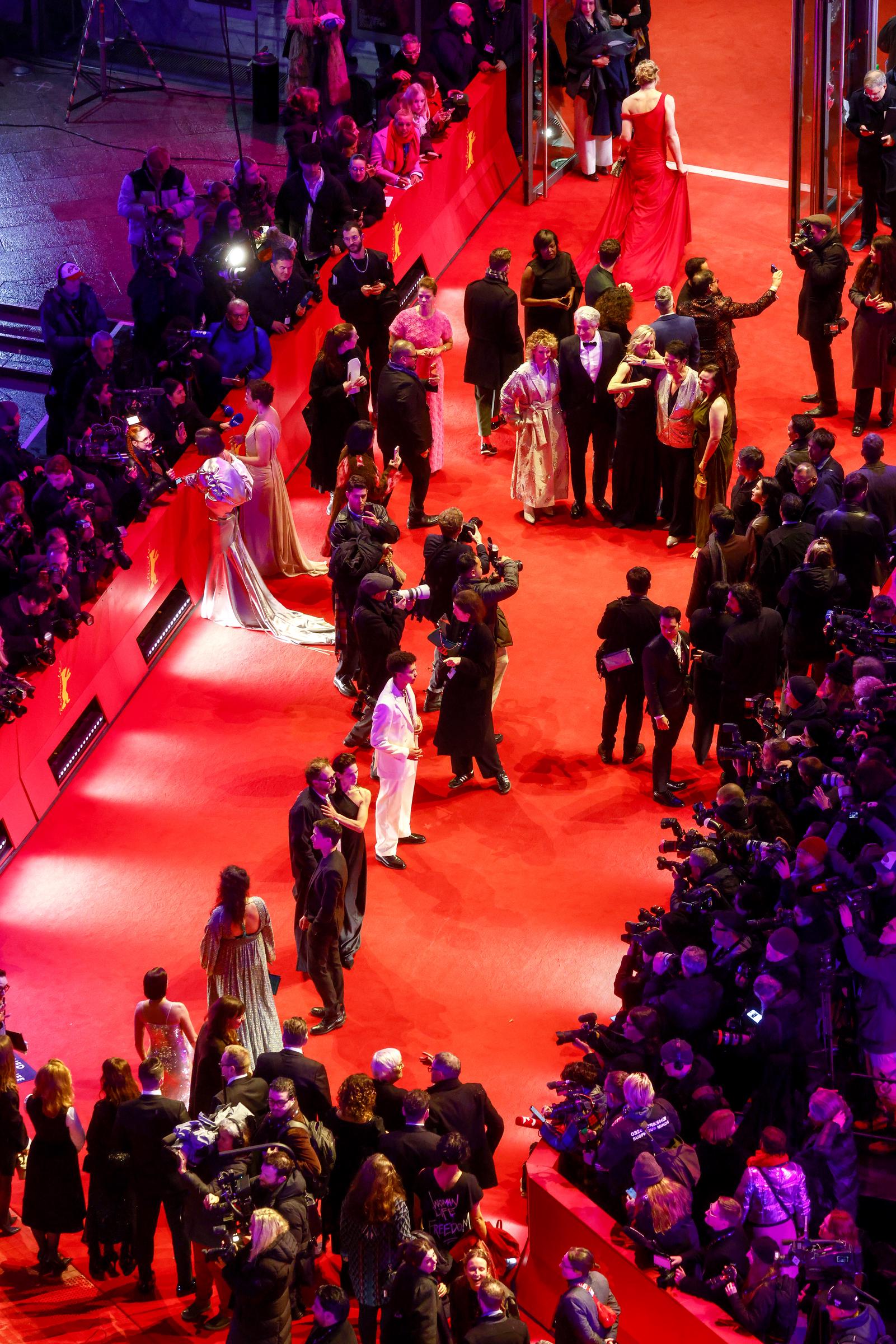 Under the bright lights and unforgiving cameras of a red carpet, even the smallest imperfections can seem much more noticeable — including a few stray gray hairs. | Source: Getty Images